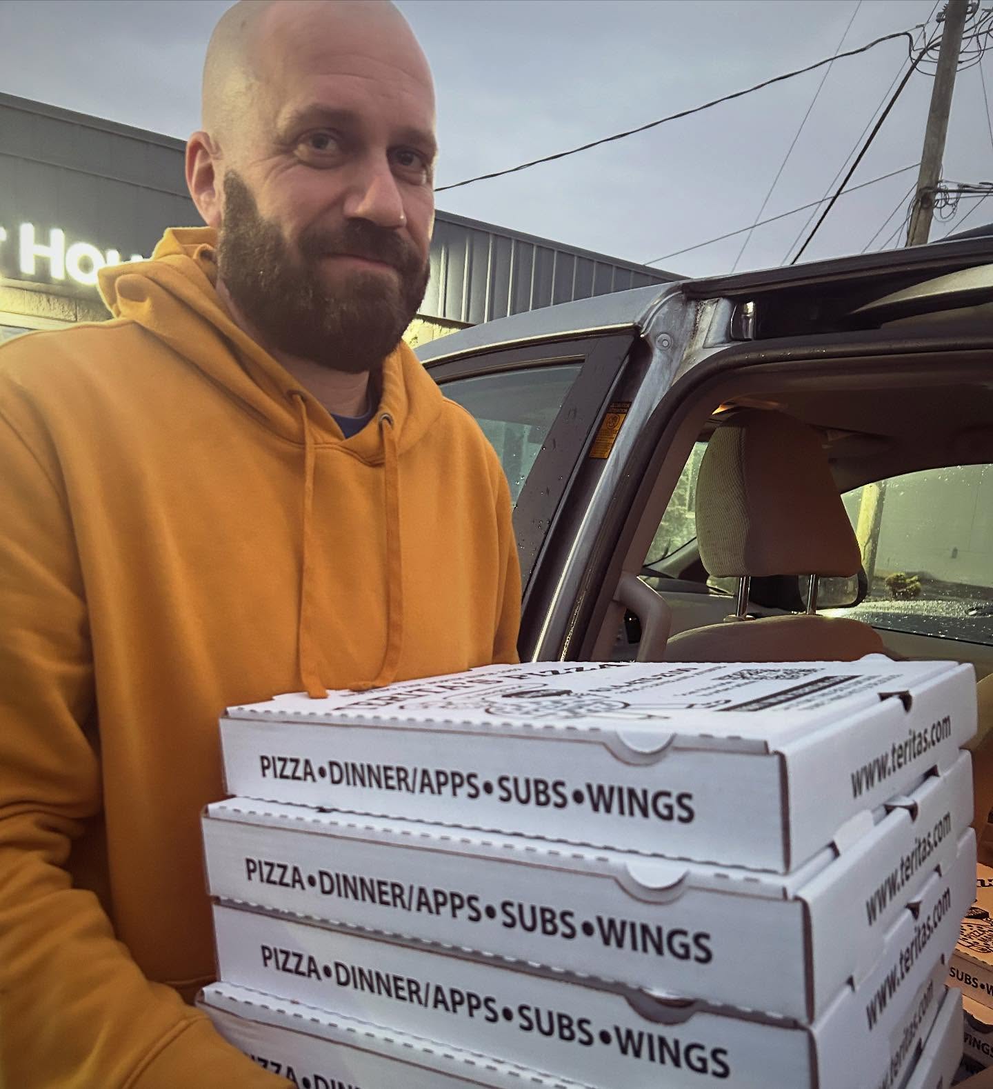 PIZZA DELIVERY to @starhousecolumbus by @_knoot. Thank you to @teritaspizza for making these delicious pies for teens and young adults experiencing homelessness. We are on a mission to FEED EVERYONE 🐝♥️
#feedeveryone #feedthehungry #loveeveryone #lovethyneighbor #pizza #love #connect #serve #heal
