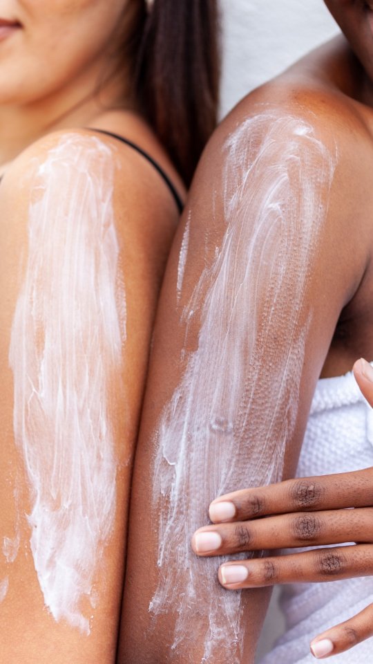 Meet your skin's new bestie: EveryBodyEssentials™ Body Lotion 🧴 This multi-tasking lotion targets all your skin concerns to give you a healthy glow the whole summer ☀️
🛍️ Shop online & choose from 3 scents at @everybodyess.co.za | Link in bio
#everybodyessentials #essentialskincare #skincarebrand #skincarethatworks #skincarethatcares #southafricanskincare #bodycare #bodycareproducts #skincarelovers #summerskincare #summerskin #glowingskincare