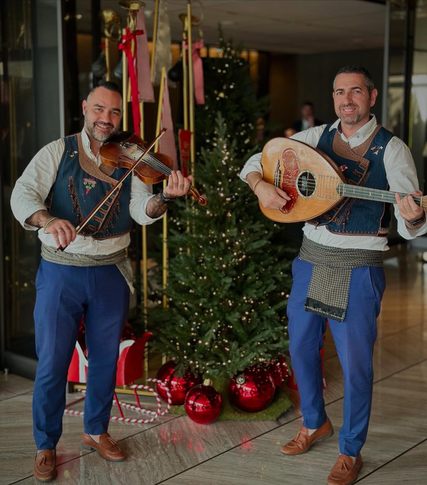 Καθώς η μαγεία των Χριστουγέννων πλημμυρίζει τις καρδιές μας, θέλουμε να σας ευχαριστήσουμε για την απίστευτη στήριξή σας όλη τη χρονιά που πέρασε. Εσείς είστε η δύναμη που μας εμπνέει να δημιουργούμε και να μοιραζόμαστε τη μουσική μας μαζί σας.
Σας ευχόμαστε από καρδιάς να περάσετε τις γιορτές με υγεία, αγάπη και ζεστές στιγμές κοντά στους αγαπημένους σας. Ελπίζουμε το νέο έτος να φέρει περισσότερη μουσική, περισσότερες αναμνήσεις και πολλές όμορφες στιγμές για όλους μας!
Χρόνια Πολλά και Ευτυχισμένο το 2025!
Με αγάπη,
Τα Σγαρτίλια