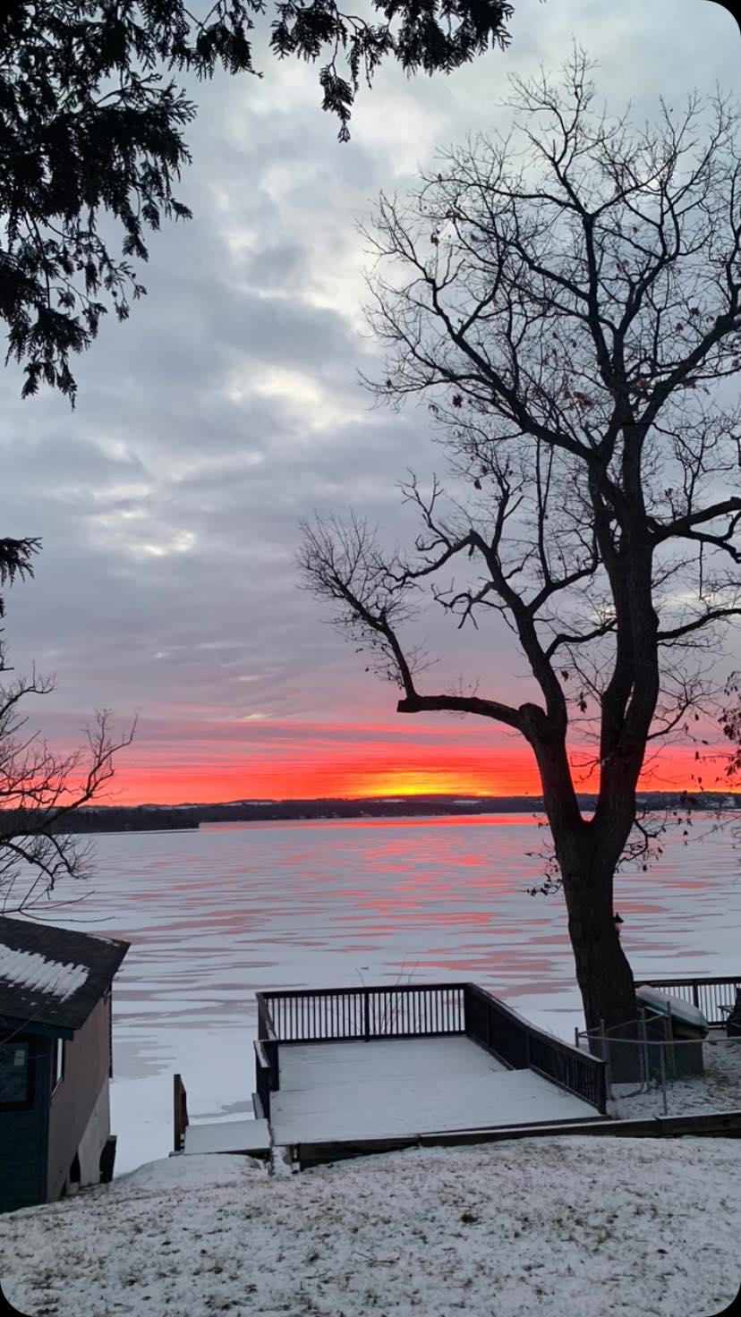 🌄🎑#morningvibes #ricelake #sunrise #ricelakecottagerental #waterfront