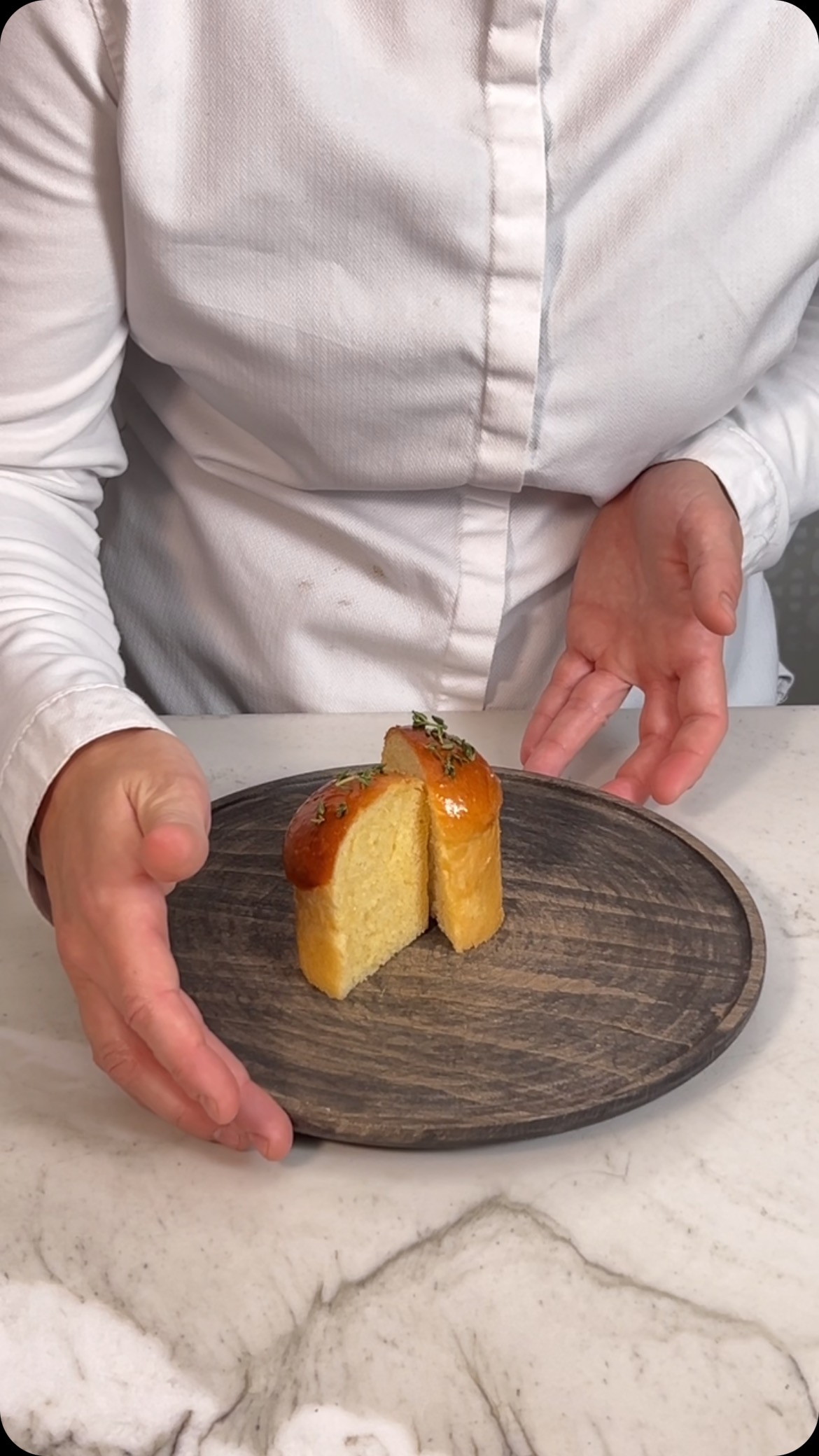 Mein absolutes Lieblings - Brioche Rezept! Super weich und saftig, aromatisiert mit Thymian und Ahornsirup 😍
Das ganze Video und Rezept gibt es wie immer auf meinem Gronda Profil in der Gronda app
@gronda #gronda #recipe #rezept #brioche #culinaryarts