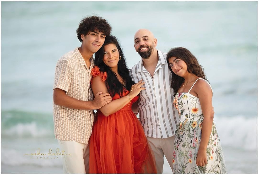 This season, I am so thankful for all the wonderful moments i ’ve been able to capture with you and for you. It’s been an honor to be part of your memories this year.
I hope your holidays are filled with love, laughter, and lots of special moments to treasure. Here’s to more smiles and stories in the New Year! ✨
Merry Christmas from my family to yours.
Suha
📸 @elviramanuliphotography