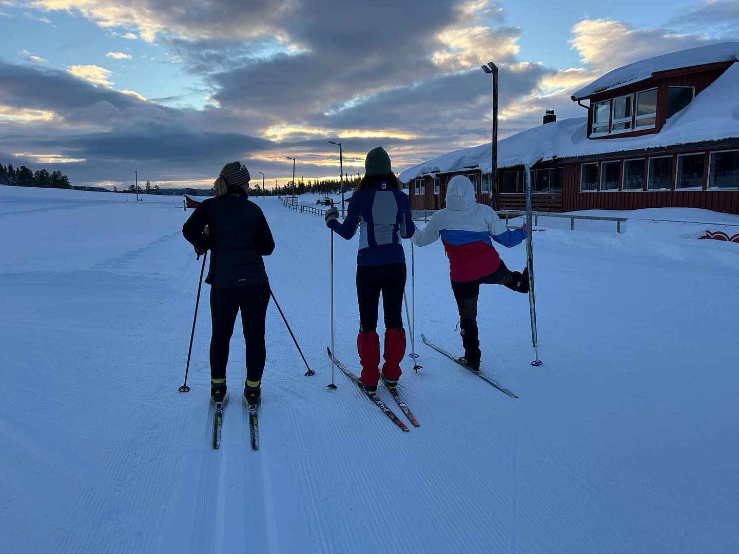 Endelig har skisesongen startet også hos Meråker Kurbad❄️⛷️☀️ en fornøyd gjeng fikk testa skia.