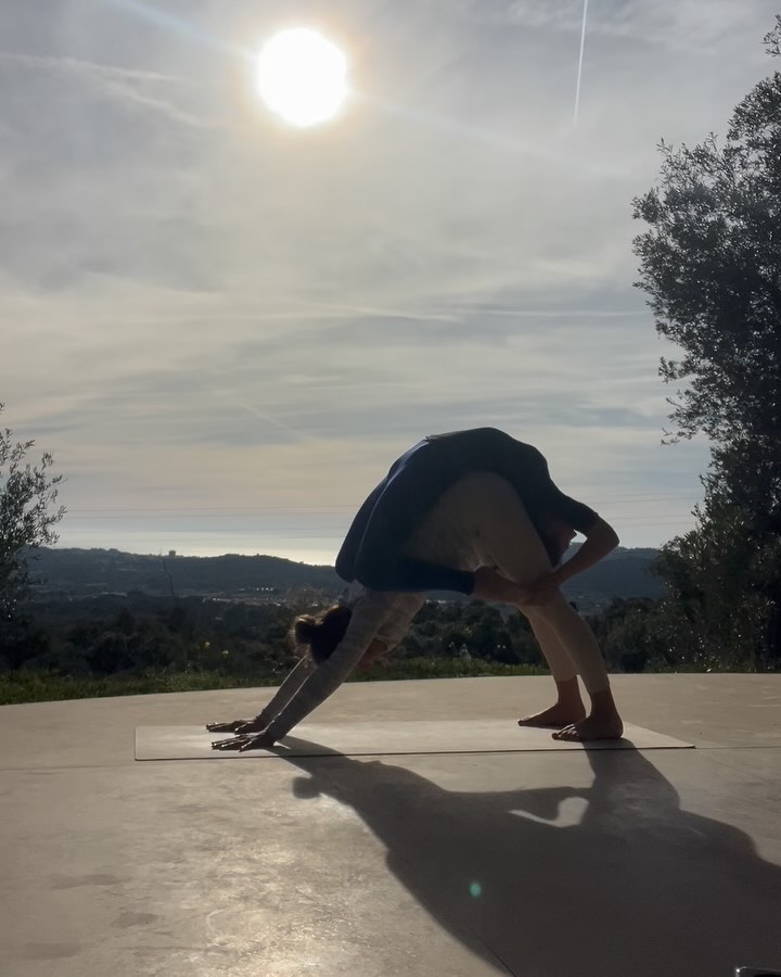 Yoga is experience.
Yoga is union.
Yoga is love.
Yoga is sharing.
❤️
#motherdaughter #backstretch #duoyoga #partneryoga #downwardfacingdog #spineflexibility #backstrenght #yogalife #yogaisunion
