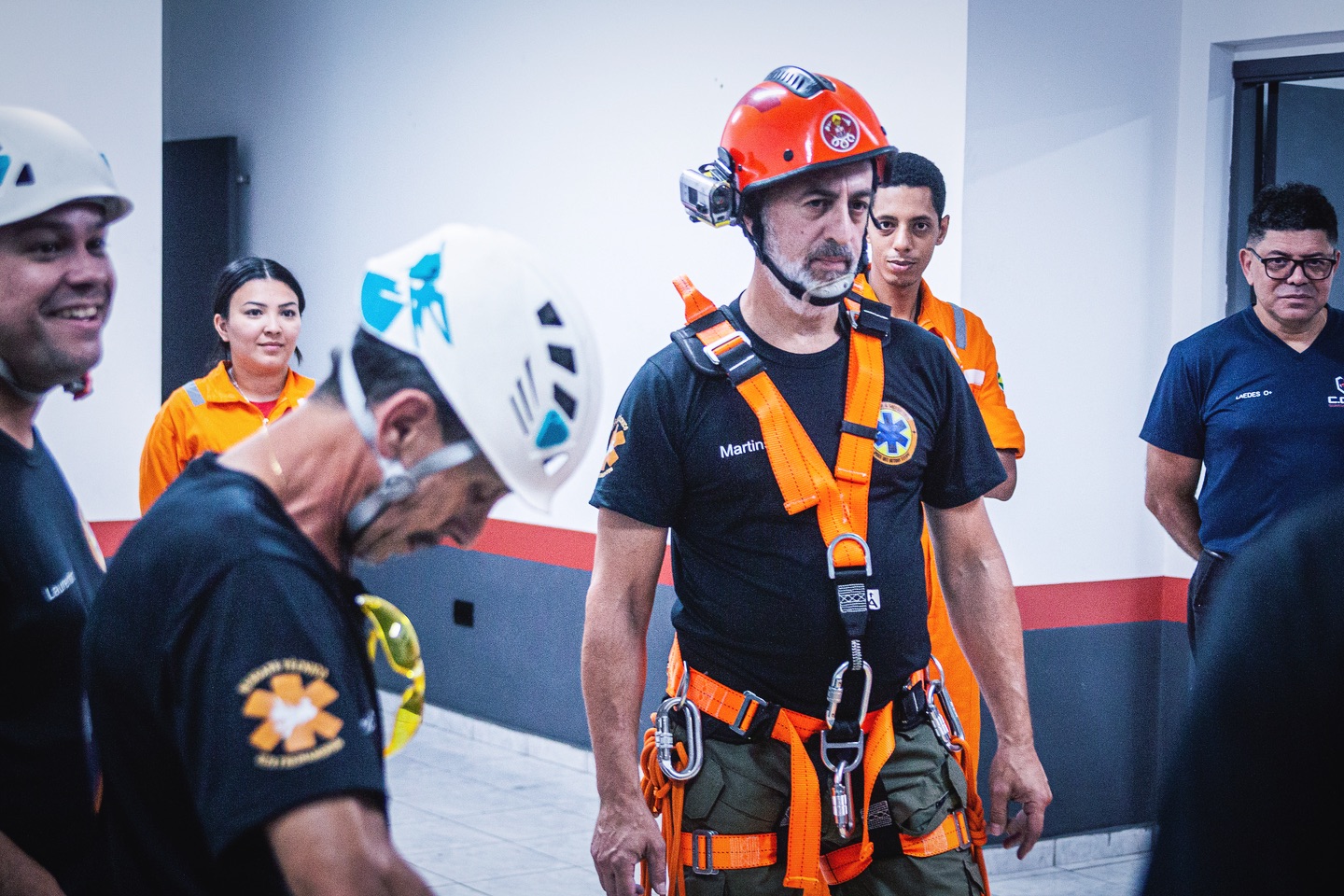 “Um ano mais que especial para agradecer à todos que fazem parte dessa família incrível chamada COTE - Guardiões do Fogo.” 🙏🏻🫶🏼
2024 foi um ano de um novo recomeço e novas conquistas, e essas fotos representam um pouco do quão gratos e felizes nós somos por esse ano que está chegando ao fim, mas que nos mostrou que podemos continuar fortes e que nunca devemos desistir dos nossos sonhos, e aqui na COTE - Guardiões do Fogo nunca foi diferente, porque lutamos por uma causa muito maior e entregamos tudo sempre com muito amor e carinho pelo que fazemos e acreditamos!
Isso se deve ao trabalho, esforço, dedicação, confiança… de uma família maravilhosa que conseguimos construir ao longo desses anos e que só vem crescendo a cada ano. ❤️
E quando falamos em família, além da nossa equipe, estamos falando também dos nossos alunos(as), clientes, parceiros e à vocês aqui que acompanham o nosso trabalho, pois são a peça fundamental para que tudo isso aconteça! Então dedicamos esse post à todos vocês! 👏🏻
Por isso, em nome de toda equipe, queremos desejar um feliz Natal e um próspero Ano Novo à todos, que seja de muita saúde, alegria, união, paz, amor... e que 2025 seja um novo ano abençoado e iluminado com muitas realizações e conquistas! 🍾
Nunca se esqueça, acredite nos seus sonhos!
E aguardemm... porque em 2025 ainda tem MUITA novidade incrível vindo por ai! ✨
Com muito amor e carinho, recebam o nosso mais sincero, MUITO OBRIGADO! ❤️
Fotografia realizada por @franzas.pablo 📸, gratidão! 🤝🏻
C.O.T.E - Guardiões do Fogo,
“Lutando pela sua vida e seu futuro.”
#bombeirocivil #natal #anonovo #saojosedoscampos #saopaulo