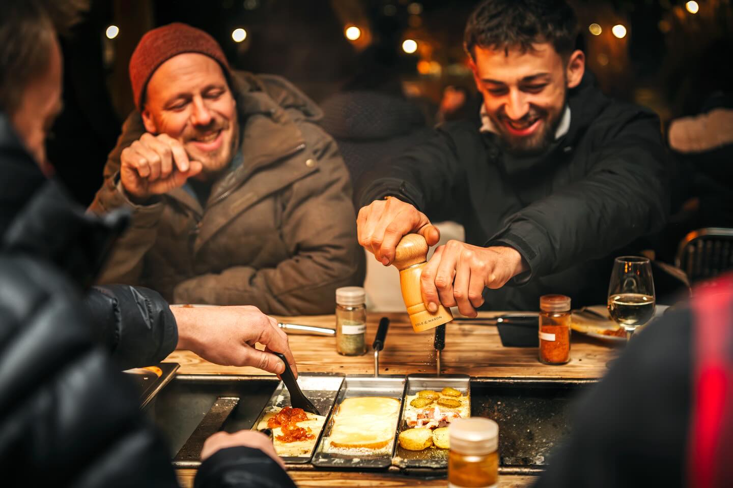 Raclette „bim Portier“
Liebe Freunde der Freibank, wir hoffen ihr seit gut in das neue Jahr gestartet🎉!
Unser Winter Pop-Up „bim Portier“ läuft noch bis ende Februar!🧀
Wir haben noch einige freie Tische! - Freue dich auf feines Raclette vom Holzkohle Grill mit hausgemachten Beilagen, passende Weine so wie diverse wärmende Getränke!🍷🫖 - Glühwein geht auch nach Weihnachten💪😉
Wir freuen uns auf deinen Besuch!👋
Reservation: www.freibank.ch#bimportier (Link in Story👆)
#freibankbern
#wankdorfcity
#raclette
#outdoor
#grill
#eatlocal
#drinklocal