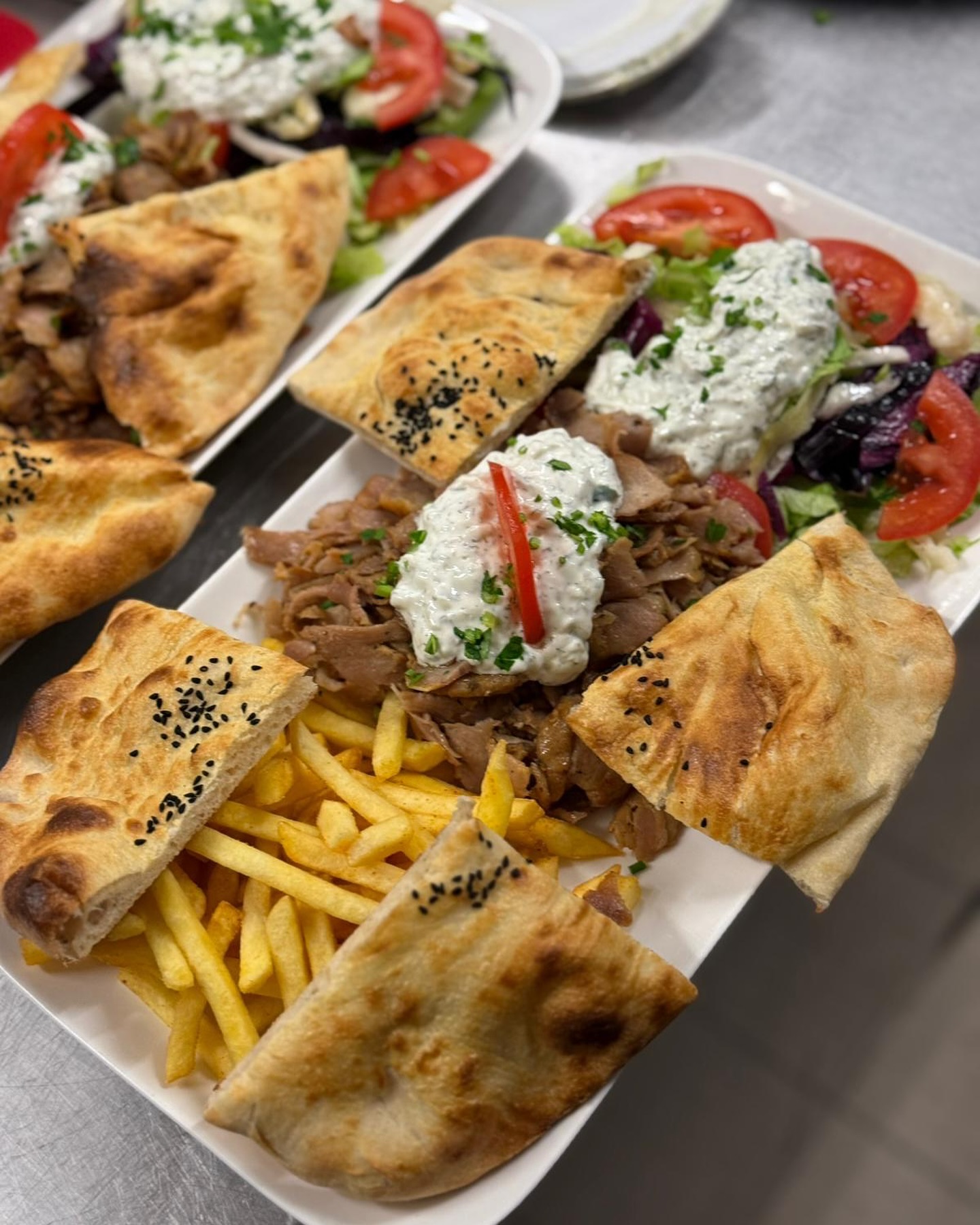 📍 Upper House Aystetten – Der Klassiker neu interpretiert! 🥙🍟
Lust auf einen richtig guten Döner-Teller? Bei uns erwartet euch eine perfekte Kombination aus:
✔️ Zartem Fleisch,
✔️ Knusprigen Pommes,
✔️ Frischem Salat,
✔️ Hausgemachtem Brot
✔️ und cremigem Tzatziki.
Perfekt für alle, die frischen Geschmack und Qualität lieben! 🤩
👉 Schaut vorbei und lasst euch unseren Döner-Teller schmecken. Genuss, der immer wieder begeistert!
📅 Kommt vorbei – wir freuen uns auf euch!
#DönerTeller #UpperHouse #AystettenFood #GenussErleben #FoodLovers