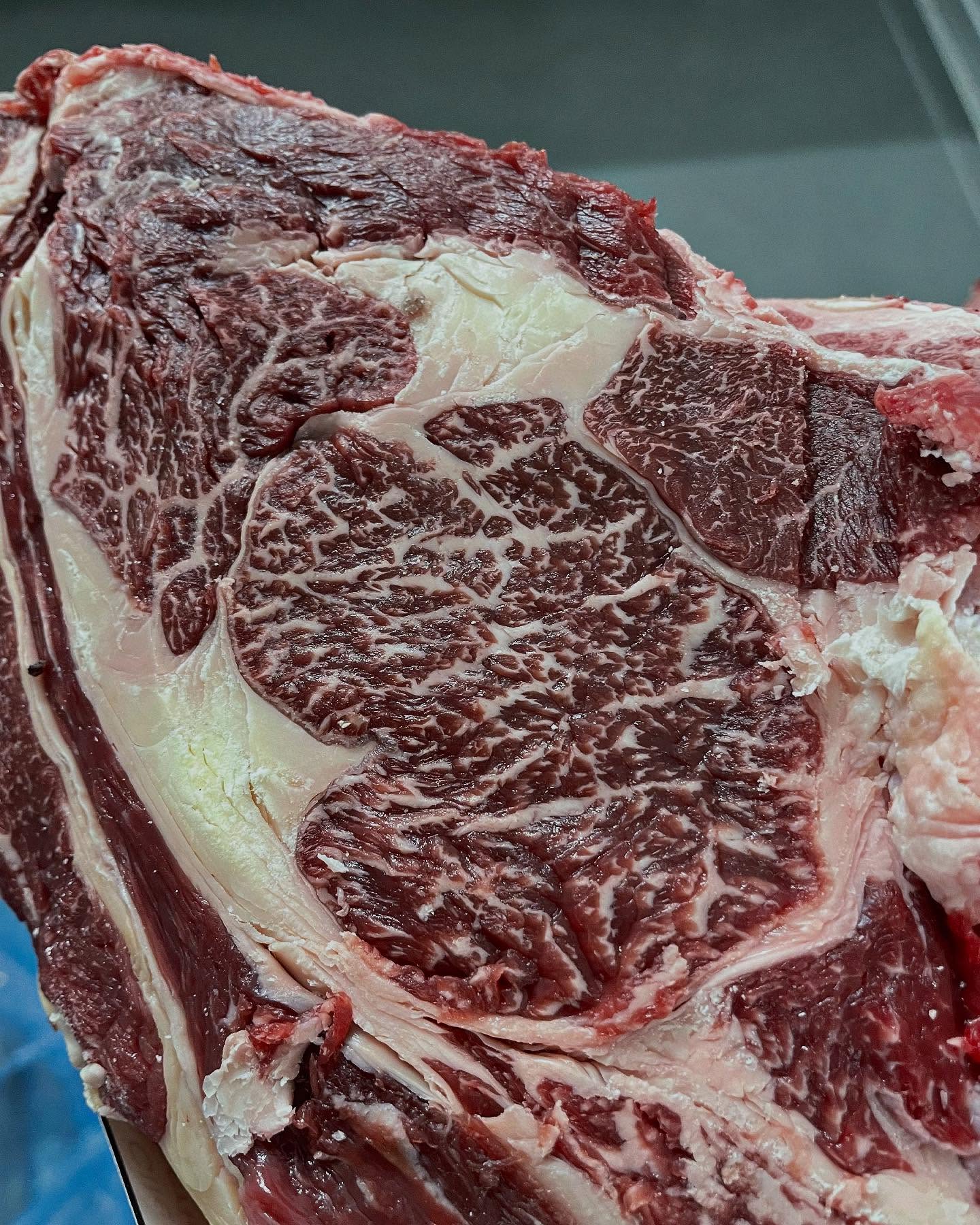 À quelques heures du réveillon de Noël, nos yeux parcourent les meandres de ces belles courbes de persillage de ces déhanchés de bœuf Sashi Danemark qui viendront égayer vos fêtes #viandesmaturees #boucherielyonnaiseorigine #corbas #viandesdexception
