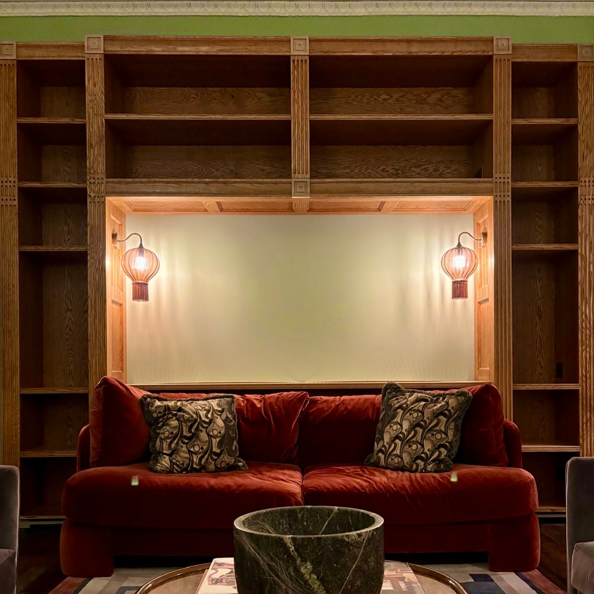 Welcome into the festive spirit with this outstanding oak bookcase finished with a Cognac tinted oil by Osmo 🥃
The incorporated stunning ‘Opulent Optic’ wall lights that ornate the recessed Edwardian beaded panels are created by @rothschildbickers
Voilà ✨
Joyeux Noël 🎄🎅🏻
#timbertailorslondon
#bespokefurniture
#furnituremaking
#qualityfurniture
#furnituredesign
#furniturefitting
#builtincabinets
#fittedcabinetry
#designstudio
#leavingroom
#homedecor
#oakpanels
#bookcase
#madeinuk
#interiors
#joinery
#lounge
#home