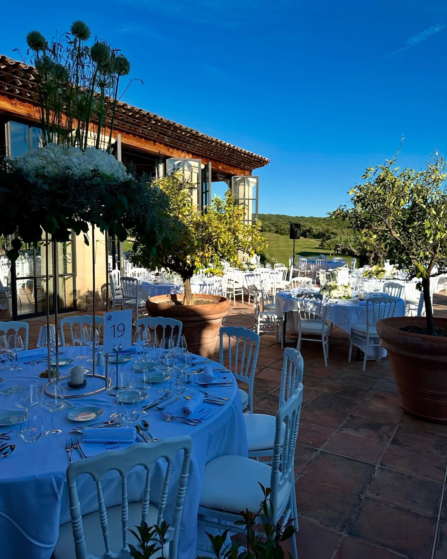 Traditionnel dîner de Gala d’entreprise. Nous répondons à tous vos événements les plus précieux. Clé en main, de A à Z.
#byjoy #byjoytraiteur #dinerdegala #catering #traiteur #traiteurevenementiel #traiteursainttropez #traiteursttropez #evenementcleenmain #evenementsurmesure #entreprise #frenchriviera #sainttropez #sttropez #event #eventplanning #eventsainttropez #eventsttropez #flowers #tablesetting #service