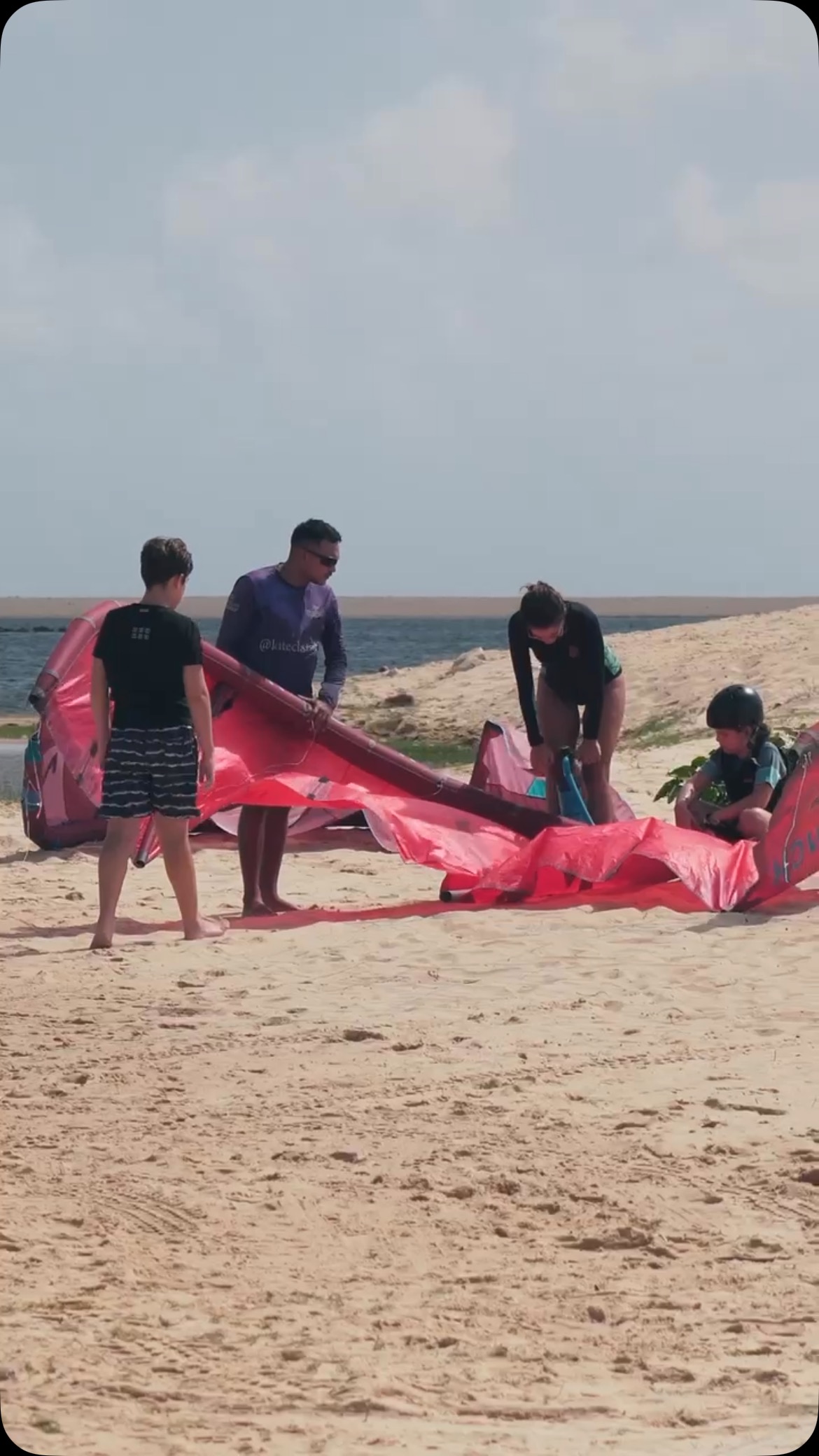 Um dia muito produtivo de aulas com essa família incrível! 🙌 🏄♂️
Aguardamos vocês em breve ( André, Priscila, Rafa, Mafê)
Venha conhecer o universo do Kitesurf com a gente:
(85)99110-5628
Link na bio!
📸 @betinhorosa
#kktesurf #kitesurfing #kiteworld #aulasdekitesurf #classofkitesurf #kitewave