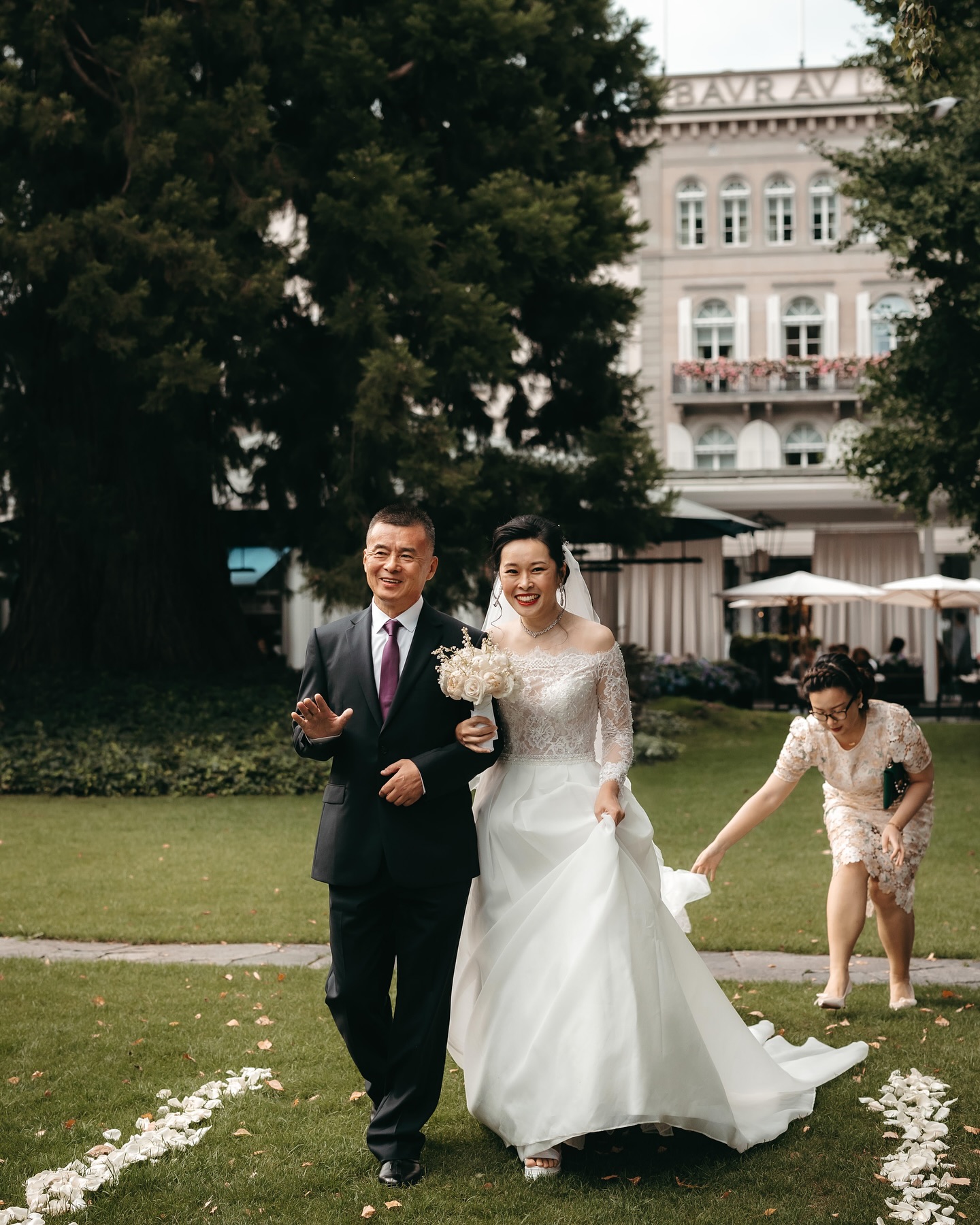 The bride’s entrance at C+J’s wedding was so powerful 🤍
Video: @davidovelvet
Officiant: @happyheartwedding
Dress: @rosa_clara
Flowers: @lorenantonetafischer
Venue: @bauraulac
#destinationweddingswitzerland #bauraulac #bauraulacwedding #bauraulachotelzürich