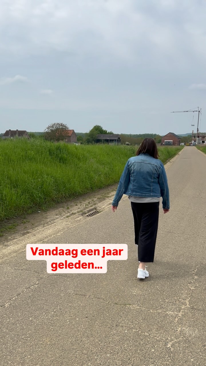 Vandaag aan jaar geleden gingen we naar huis na een kerstfeestje. Met het gourmettoestel in mijn handen viel ik van de trap. En voor alle duidelijkheid: compleet nuchter want ik drink nooit alcohol.
Het resultaat was een gebroken pols en mijn tibiaplateau volledig in stukken gebroken. Ernstig, lange revalidatie, pijnlijk, niet meer lopen… Enfin, de dokters keken zeer ernstig.
Toen ik 20 was brak ik hetzelfde been al op drie plaatsen dus ook dat was een extra factor.
Dergelijke breuk is vrij zeldzaam dus was het wachten tot de prof uit zijn vakantie kwam. Mijn eerste operatie had ik op 9/1. Na veel kiné, dagelijks oefenen, veel uren in de kinetec… plooide mijn been niet verder dan 90 graden. In juni volgde een tweede operatie. Er bleek al maanden een pin fout door mijn kniegewricht te zitten.
Een jaar later wil ik vooral focussen op wat ik wel al kan! Na de tweede operatie vertelde de specialist dat ik niet verder zou kunnen plooien dan 120 graden. Ondertussen plooi ik 165 graden. Momenteel ben ik vooral aan het trainen om de spieren rond mijn knie te versterken. En ik kan zelfs al kleine sprongen maken.
In 2024 was er elke dag pijn maar ook elke dag steun van mijn gezin. Het hand dat nog steeds automatisch gegeven wordt als ik bijvoorbeeld een trap af ga. Dat is goud waard!!
Dat been kreeg zo veel aandacht in 2024… In 2025 blijf ik verder revalideren maar komt er terug energie en tijd vrij voor andere dingen.
Eerlijk… Deze post maak ik voor mezelf. Om terug te blikken en om een stuk van het verhaal af te sluiten. Om te focussen op wat ik wel al kan in plaats van wat er niet meer is.
En moest je ooit in een gelijkaardige situatie staan. Je kan echt veel meer dan je denkt! En wees mild voor jezelf… Als ik terugblik ben ik zelf soms te streng geweest. Maar langs de andere kant was de volharding en het blijven oefenen wel de enige weg.
En dat gourmettoestel bleek steviger dan ik. Ik smeet het weg maar het werkt nog steeds.
Break a leg!