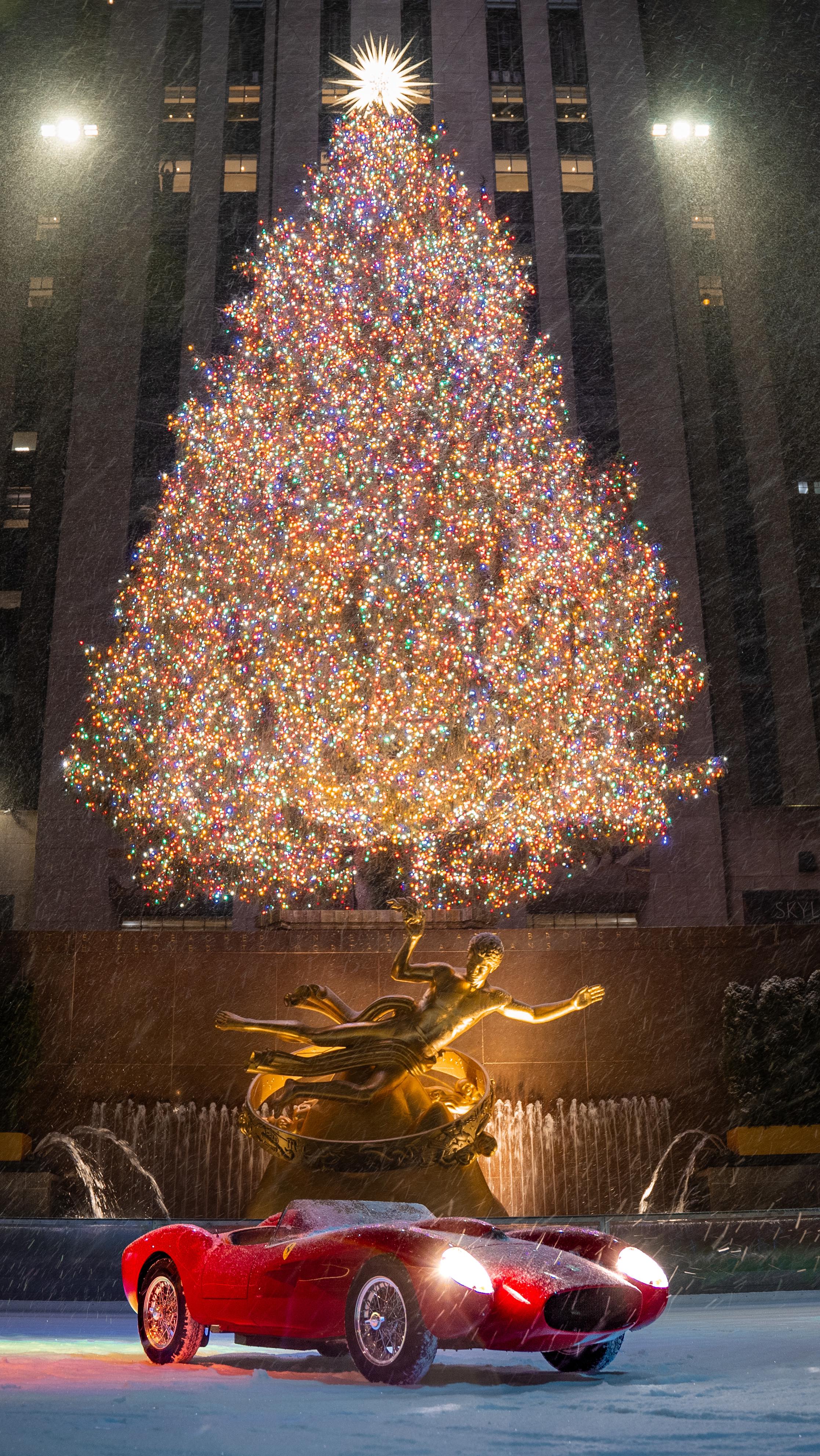 One of our final shoots of the year, and a surreal moment taking over the Rockefeller Ice Rink for the @hedley.studios Christmas Film. It genuinely doesn’t get more festive than this! Iconic cars, iconic location, and a whole tonne of fun!
Turn your phone and enjoy.
Merry Christmas! 🥂