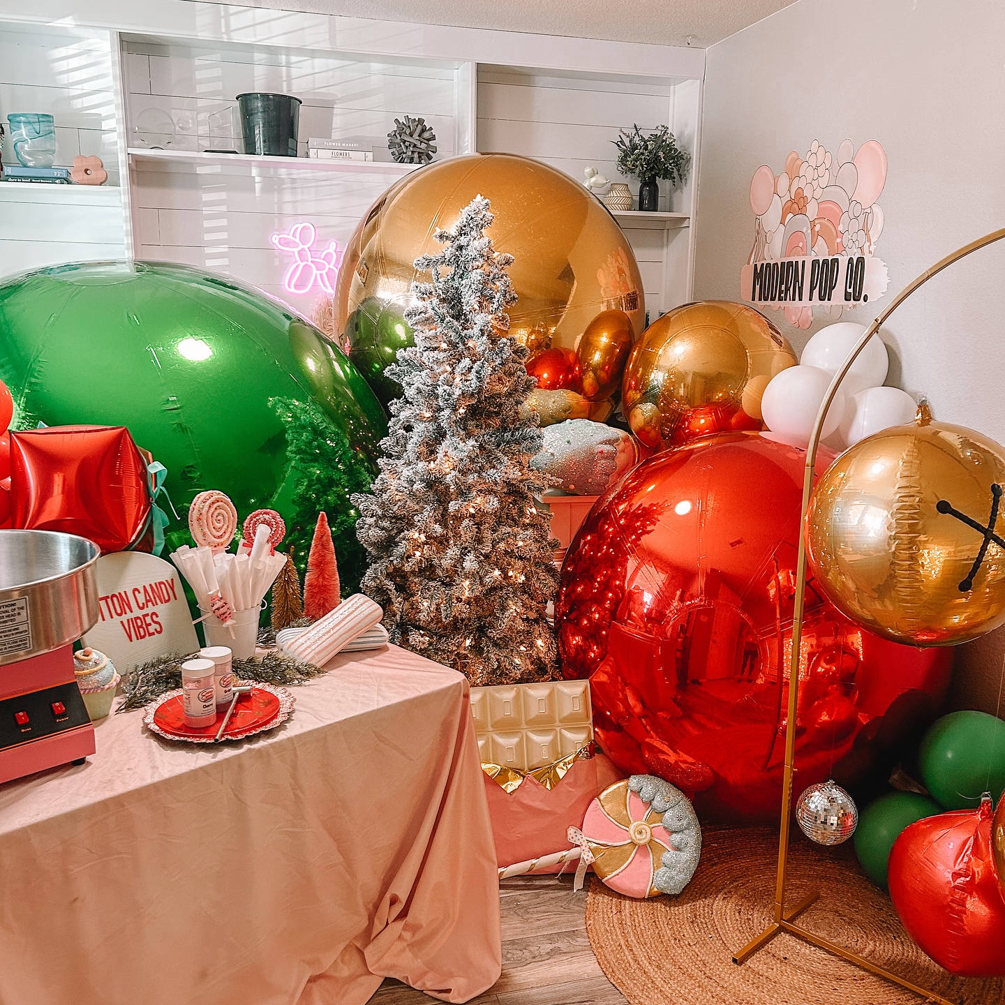 The mini queen of Modern Pop Co. turned SIX this past week. We love you big SADIE RAE! 🎀🎂🍭🌲❤️