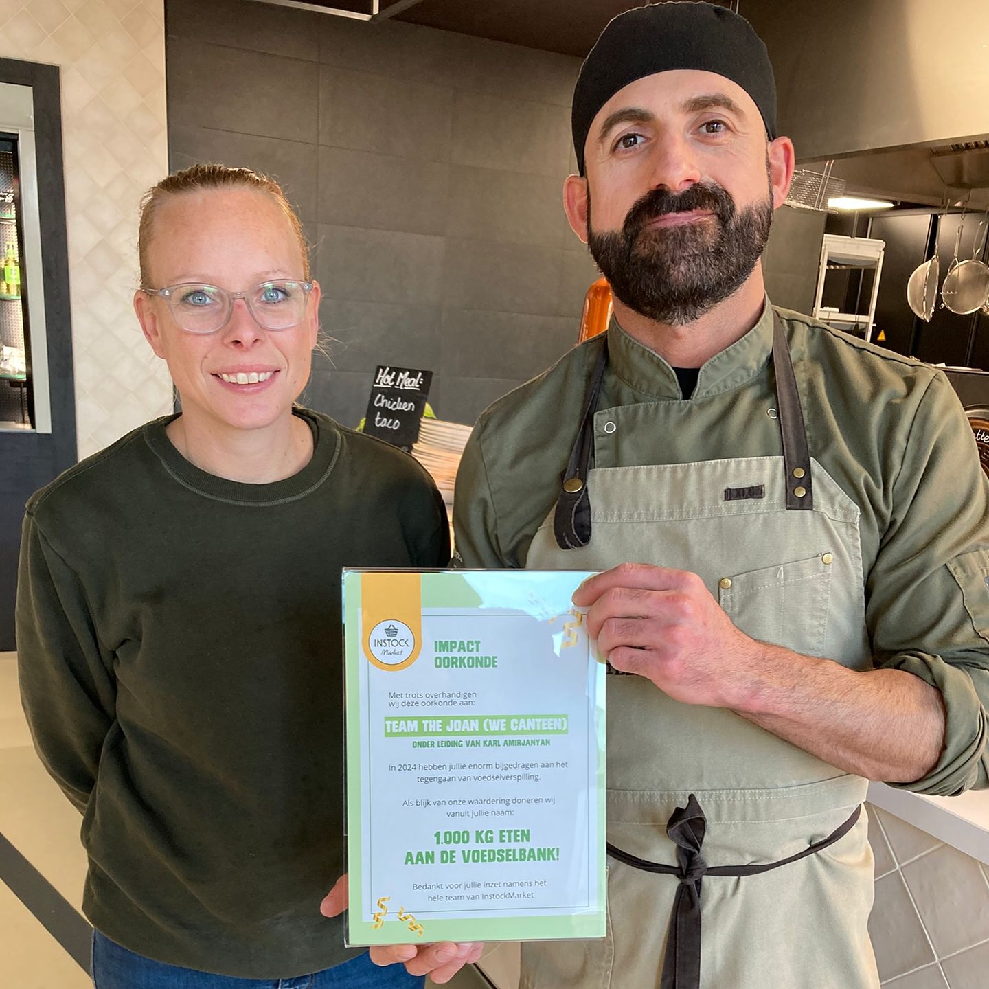 Een bijzonder moment! 🎉 Vanuit @instockmarket.nl is er een speciaal cadeau overhandigd aan The Joan en Samsung.
Samen zetten we ons in tegen voedselverspilling! 🍏🥦🍅🌍✨ Geef voedsel een tweede leven 💚
#WeCanTeen #Voedselverspilling #SamenSterk #SecondChanceFood #Duurzaamheid #EtenMetImpact 🥔🍋