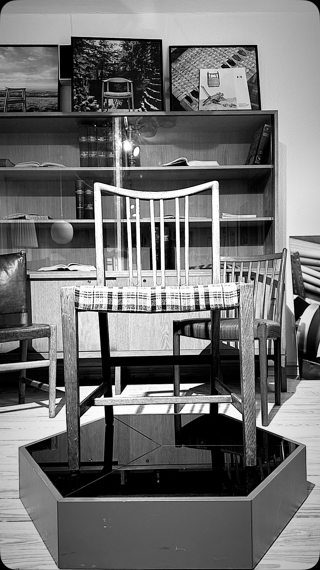 Hans J. Wegner spisestol fra 1940’erne
Vi er stolte af at præsentere en klassiker fra dansk møbelhistorie: En smuk spisestol designet af Hans J. Wegner og fremstillet hos Mikael Laursen i Århus i 1940’erne.
Stolen er udført i massiv eg, der fremhæver det tidløse og elegante design, og sædet er betrukket med stof, som giver en ekstra komfortabel siddeoplevelse. Stolen kunnes bestilles med eller uden dekorativ bladranke udskæring på stellet. Denne model er uden.
Denne stol er ikke bare et møbel – det er et stykke historie og et vidnesbyrd om Wegners unikke evne til at forene form og funktion i ét design.
Kom forbi og oplev den helt særlige kvalitet og æstetik, som kun Wegners møbler kan levere.
Kontakt os for mere information eller kig forbi butikken – vi glæder os til at dele denne perle med dig!
#HansJWegner #DanskDesign #MøbelHistorie #SkandinaviskDesign #TidløstDesign #Spisestol #KvalitetsMøbler #Møbelkunst