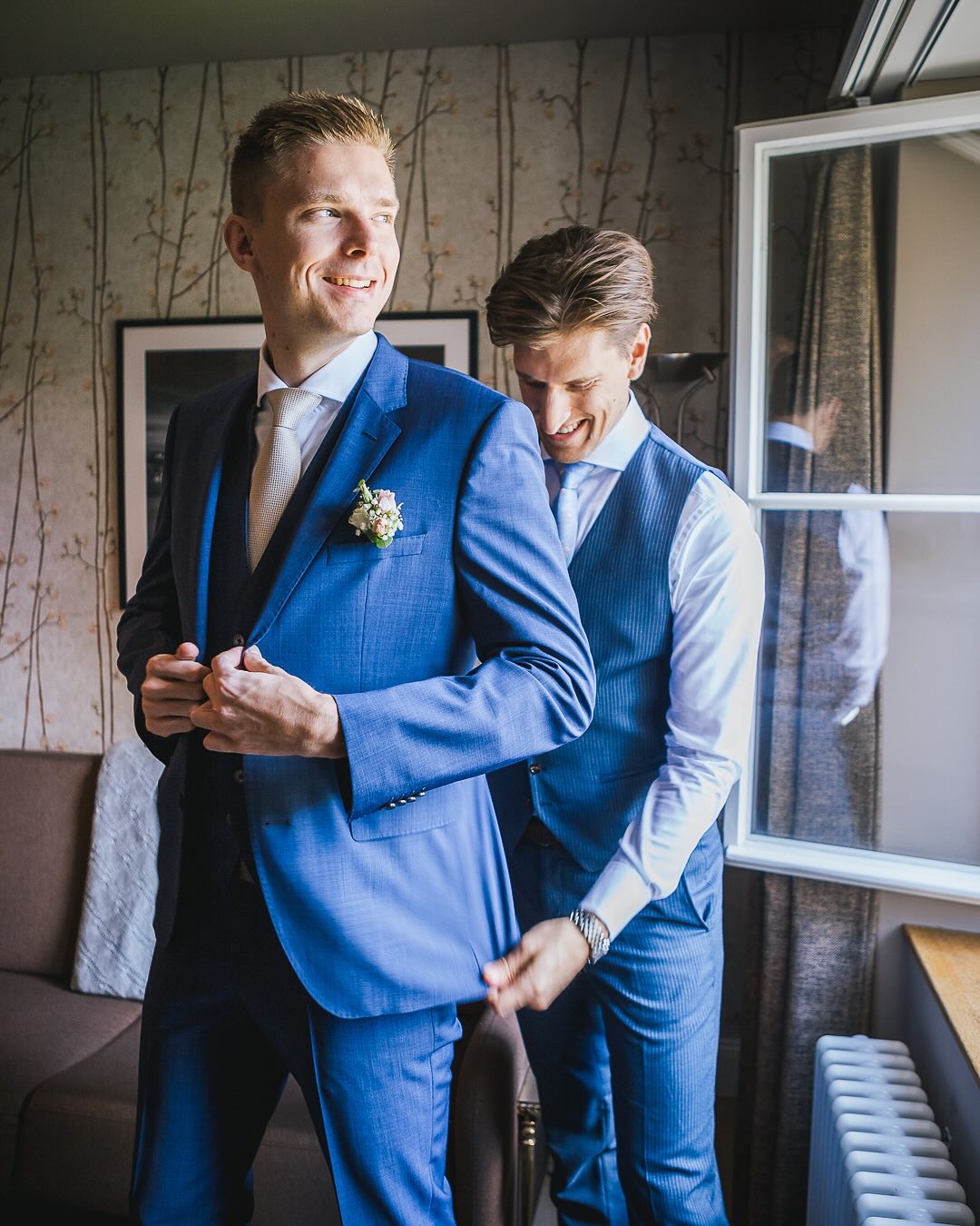 Während sich die Girls im unteren Stock bereit machten, sind die Jungs schnell an dem Punkt angelangt, wo mit dem ersten Bier auf das bevorstehende JA-Wort angestossen werden konnte. #gettingready #suitup #bräutigam #trauzeuge #weddingphotography #wedding #hochzeit #hochzeitsfotograf