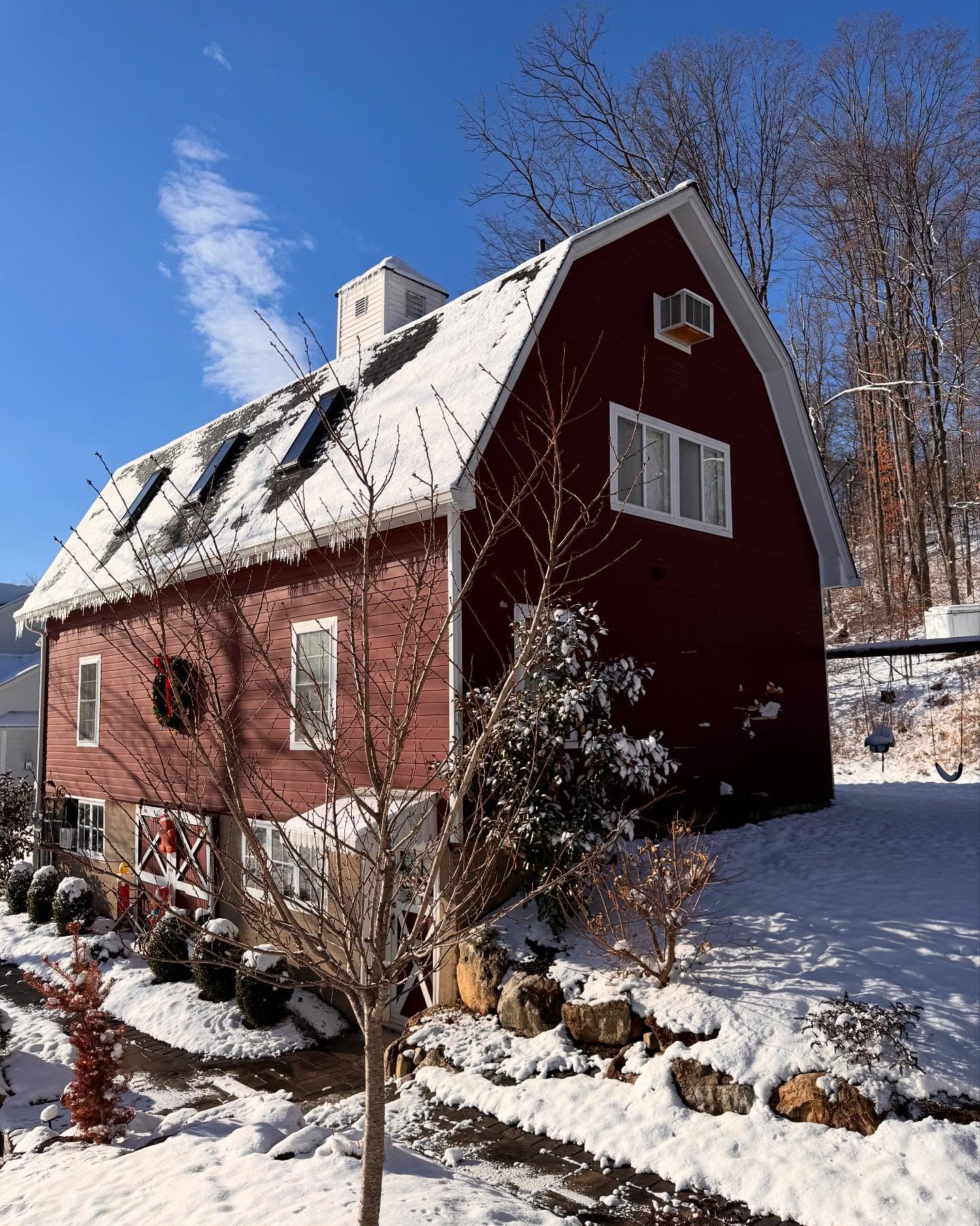 Nothing like a fresh snowfall to put you in the holiday spirit. Wishing everyone a very safe, happy, and healthy holiday season. We look forward to seeing y’all in 2025! #whitechristmas
.
.
.
.
#makinghits #mixengineer #producer #producerlife #producergrind #punkrock #poppunk #rocknroll #americana #countrymusic #singersongwriter #metal #indie #indiepop #indierock #alternative #alternativerock #protools #neve #amek #rupertnevedesigns #empiricallabs #audient #uad