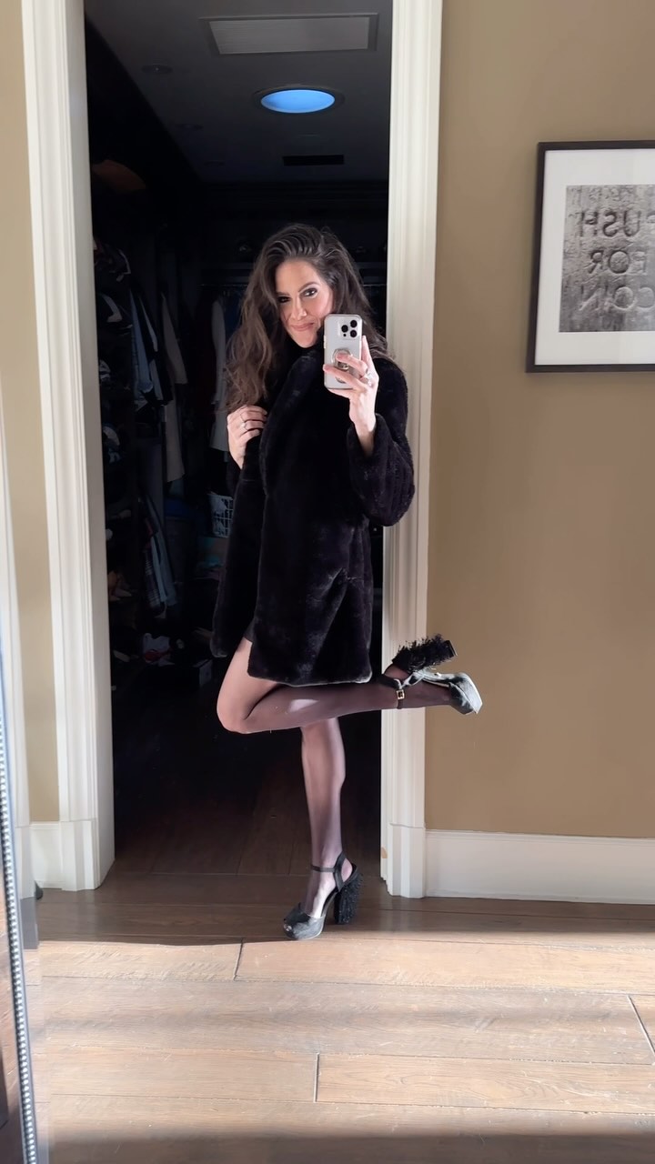 No pants Cali girl Christmas… cuz it’s 65° 🌴🎁🎅🏼 Happy, healthy holiday wishes to you all.