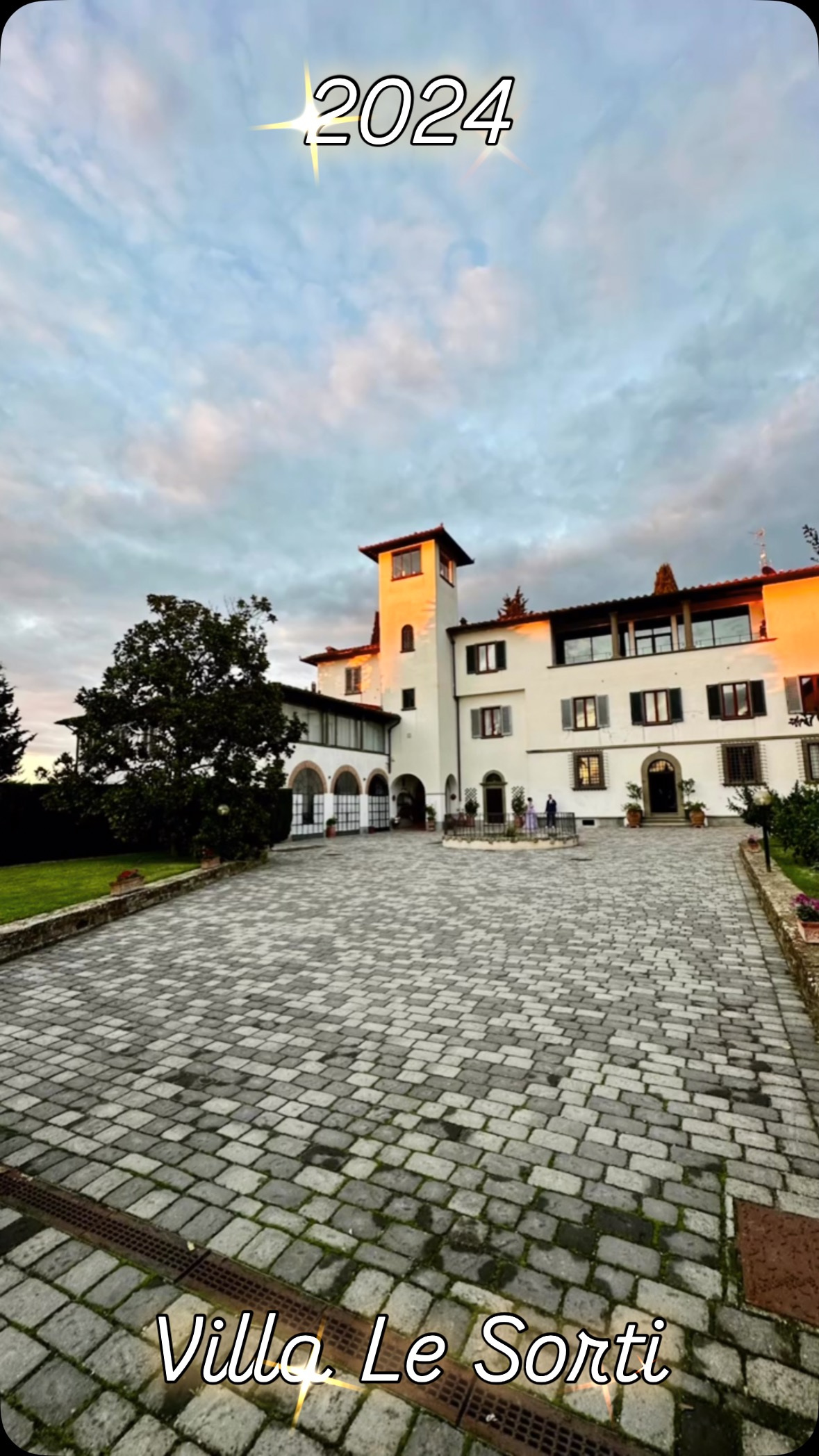 Concludiamo questo 2024 che è stato pieno di amore, felicità e momenti indimenticabili!
Ogni matrimonio ed evento è stato unico e Vi ringraziamo per aver scelto Villa Le Sorti ed averci affidato i Vostri sogni e desideri!
Auguri per un 2025 altrettanto meraviglioso e pieno di gioia!
#Villalesorti #auguri #2024 #2025 #newyear #wishes #love #wedding #weddingvenue