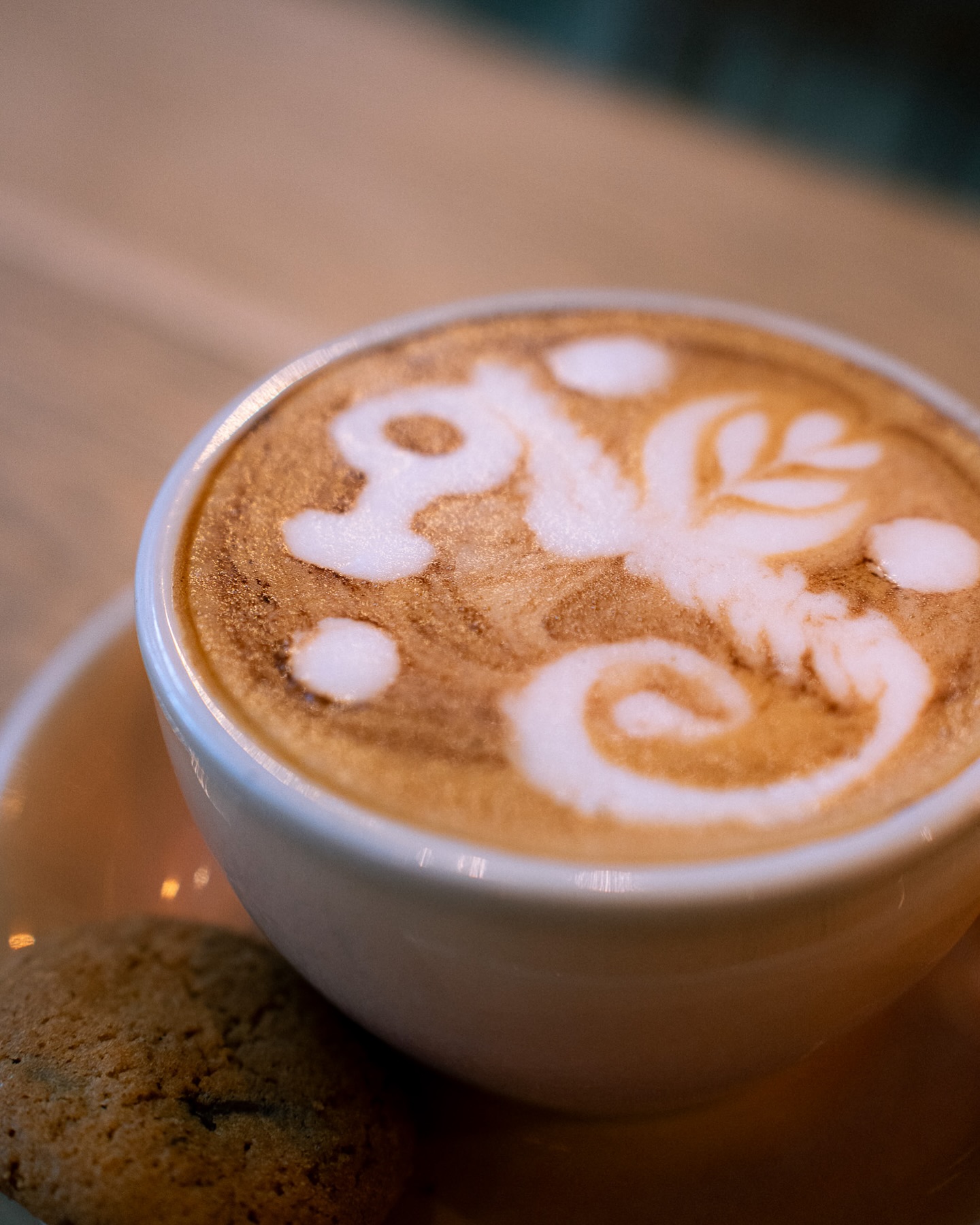 Pouring art zoals alleen @anoukvstraten dat kan☕🔥 #latteart #cappuccino