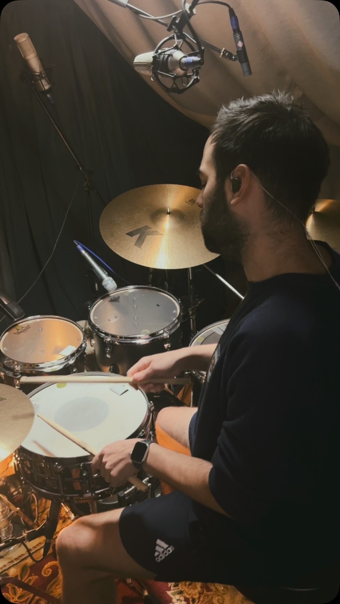 ‘merry xmas’ wished internet explorer 🎄
explorer jokes are still relevant, RIGHT?!
cranking preamps here and challenging myself to not clip them 🎚️
#drumsdrumsdrums #vf15 #drummer #remodrumheads #drummergram #sessiondrummer #londonmusician #londonmusic #drummerinlondon #drum #drums #drumkit #drumset #instadrums #soundsfrommyattic #drumminglife @vicfirthuk @cosmicears #remoterecording #remotedrumtracks #remotedrumrecording