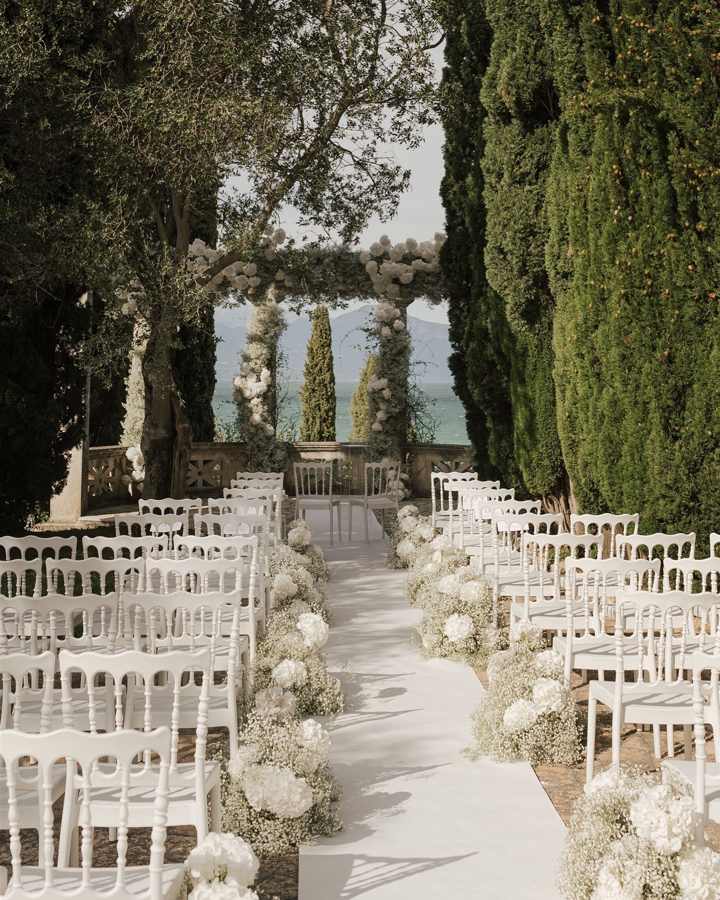 🤍THROWBACK to a Wedding wich was Full of LOVE 🤍
Dieses Jahr im September durften wir diese zauberhafte Hochzeit in Italien floral begleiten …..
Ich werde Euch die Tage noch ein paar mehr Bilder zeigen….
Vielen Dank an @johannes.snocks & @belindakliesch für Euer Vertrauen in mein Team & mich 🤍🤍🤍🤍
#florist #weddingday #wedding #loveisallaround #italien #whiteflowers