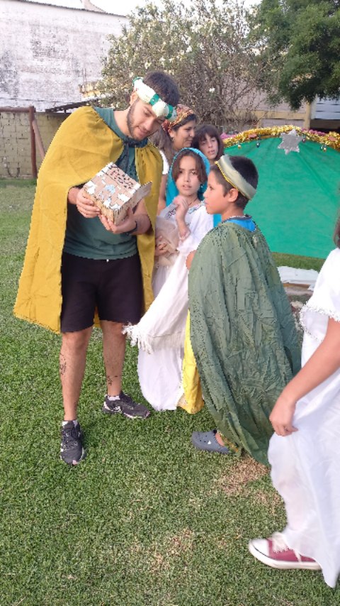 Así compartian las infancias de Ciudad de los Niños los pesebres hechos por ellos mismos. Luego recibieron la bendición del Padre Barbero 🎄🕯
#navidad #infancias #ciudadelosniños