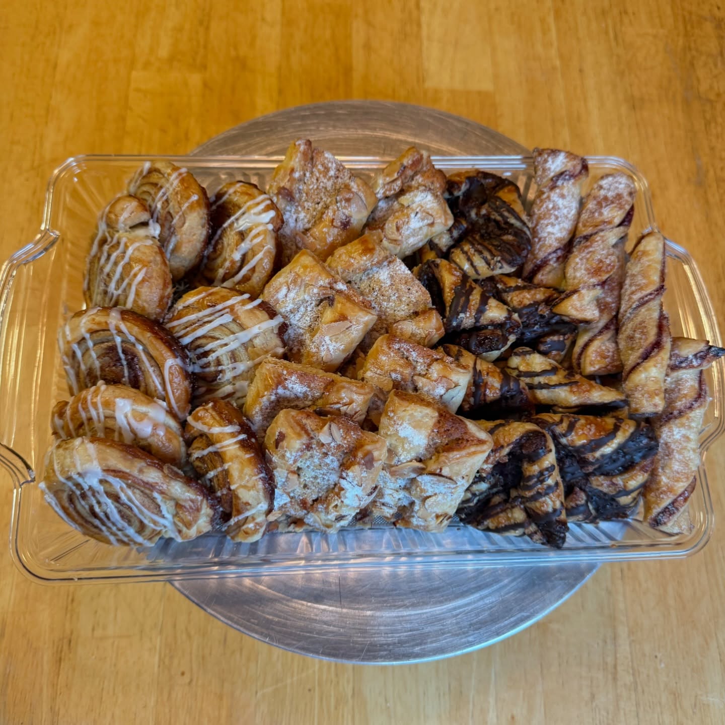 Christmas morning pastries! ๐๐ฅ Housemade all-butter puff pastry for my Cinnamon Spice Swirls, Almond Frangipane Pockets, Nutella Squares, and Raspberry Twists with fresh Raspberry Jam
#christmas2024 #pastrylife #pastrychef #desserts #sacramento #puffpastry #breakfastpastries #nutella #raspberryjam #cakespaz