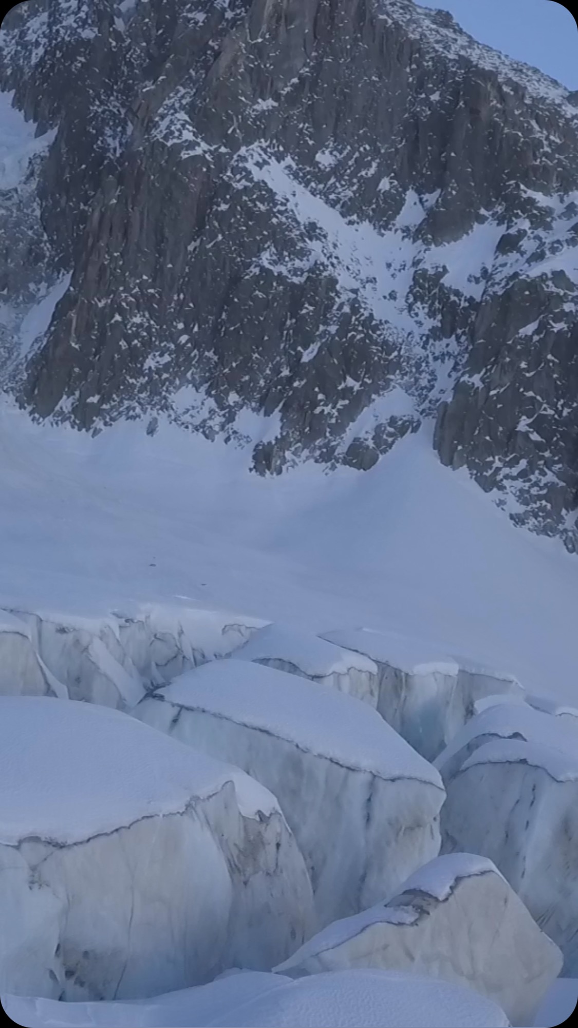 In the middle of the Alps..
@henaff_off @fjordalp @quiksilver.snow @garasplitboards
#snowboarding #snowboard #snow #board #chamonix