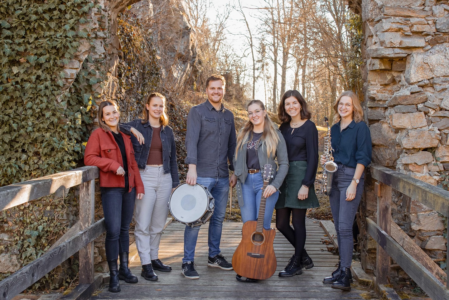 🎶 Bist du bereit für eine unvergessliche Nacht voller Musik und Tanz? 🎉
Am 05. Jänner 2025 verwandelt sich Herzogsdorf in einen musikalischen Hotspot! ✨ Drei großartige Bands aus unserem Ort werden die Bühne erobern:
1️⃣ Viva la Klång & Friends – Ihre energiegeladenen Beats bringen jeden zum Tanzen! @viva.la.klang
2️⃣ Kerzenstoana Spielpartie – Traditionelle Klänge mit einem modernen Twist! @kerzenstoana
3️⃣ Herzogsdorfer Tanzlmusi – Die perfekte Begleitung für einen fröhlichen Abend! @herzogsdorfer_tanzlmusi
Sei dabei beim Musikball und erlebe das Beste, was Herzogsdorf zu bieten hat! 🎤💃
👉 Was ist deine Lieblingsband? Lass es uns in den Kommentaren wissen! 👇❤️
Musikball Herzogsdorf am 05.01.2025 im Gasthaus Gahleitner ab 20:00 Uhr
#Musikball #Herzogsdorf #LiveMusik #mvherzogsdorf #musikverein #musikball #gasthausgahleitner #vivalaklång #kerzenstoanaspielpartie #herzogsdorfertanzlmusi #05012025