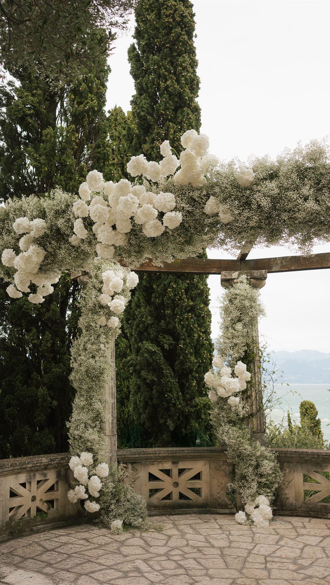 The Backdrop 🤍
Hier hieß es stecken, stecken, stecken ….. Was das Zeug hält….
Alleine für dieses Objekt haben wir circa 40 Pakete Schleierkraut verarbeitet
Zu Fünft haben wir dafür circa 3 Stunden benötigt 🤍
Ich liebs 🤍
#weddingceremony #wedding #italy #weddinginitaly #florist #blumen #destinationwedding