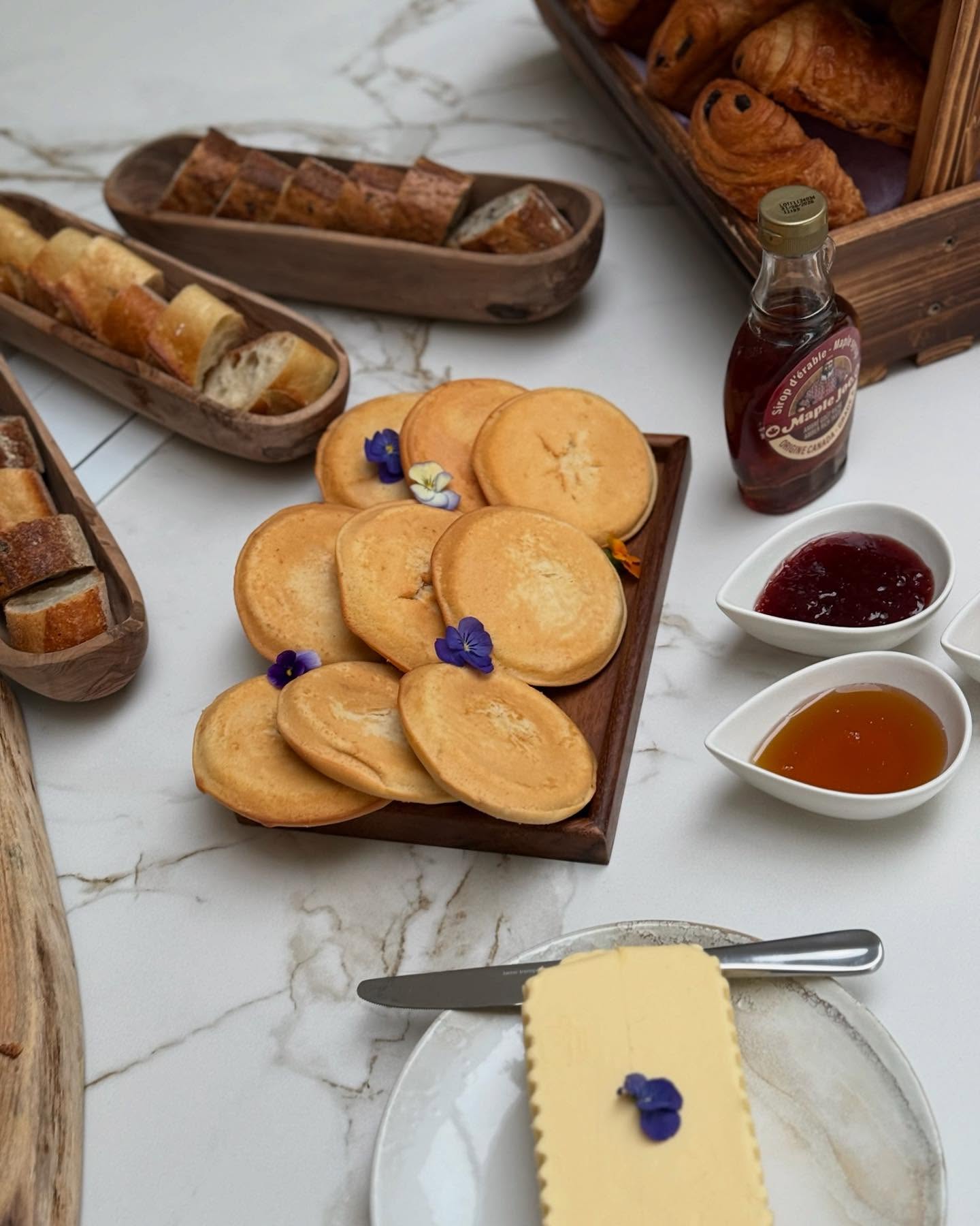 Brunch un jour, brunch toujours 😋 cuisiné entièrement maison avec une belle dose d’amour, œufs minutes à la demande. 🍳
#byjoytraiteur #byjoy #brunch #brunchtime #traiteur #traiteurevenementiel #catering #sainttropez #sttropez #frenchriviera #brunchsainttropez #brunchsttropez #traiteursurmesure #pancakes #food