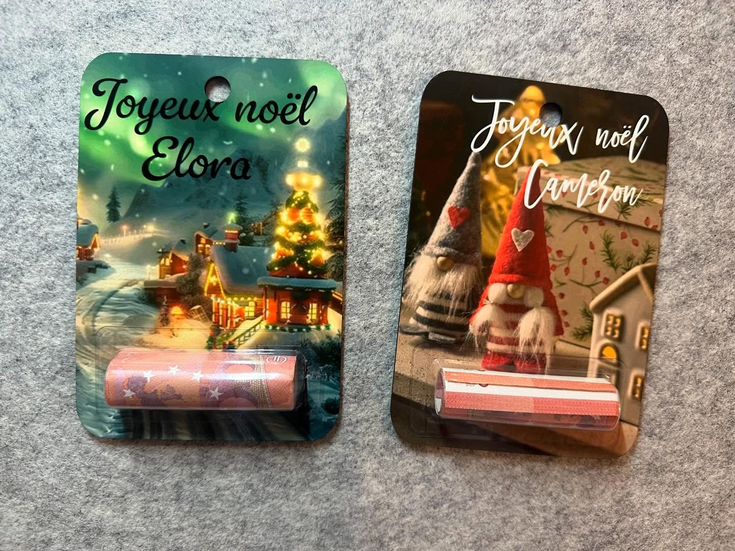 La nouveauté qui débarque sur la boutique en ce 24 décembre , la carte argent avec visuel personnalisable qui remplacera votre jolie enveloppe prise dans le tiroir à la hâte lorsque vous offrez de l’argent à vos proches pour Noël ou anniversaire