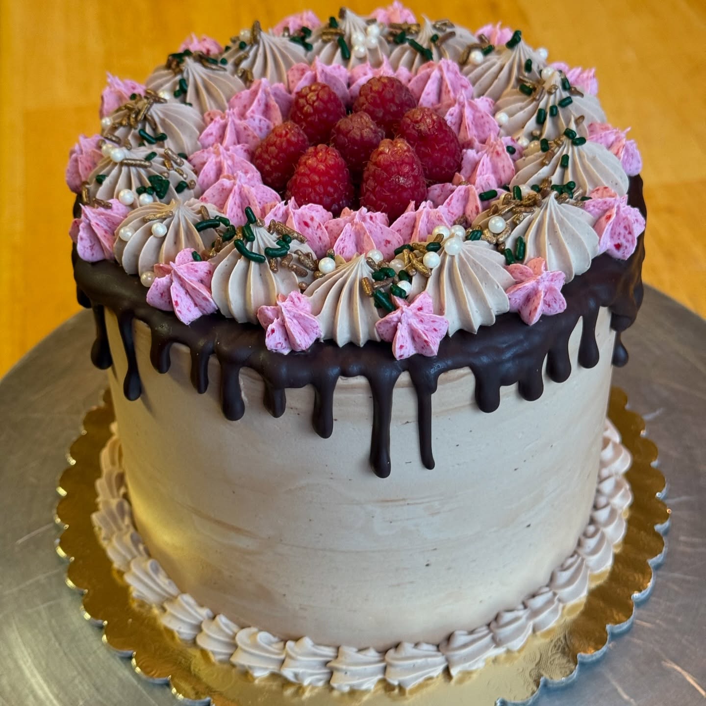 Merry Christmas from CakeSpaz! Here’s a beautiful Mocha Raspberry Christmas Cake to celebrate.
🎄🍫☕️💝
Chocolate Cake, Mocha Italian Buttercream made with Dark Chocolate and Espresso, Housemade Raspberry Jam and fresh Raspberry filling, Dark Chocolate Ganache Drip, with Raspberry Buttercream and fresh Raspberries on top.
✨✨✨
#cakespaz #mochacake #mocha #chocolatecake #espresso #chocolate #darkchocolate #raspberry #raspberrycake #customcake #christmascake #ganache #elkgrove #sacramento #pastrychef #pastrylife #cakesofinstagram