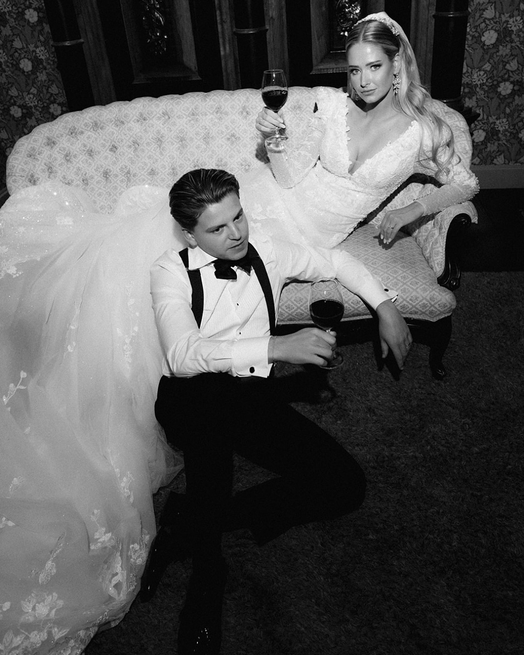 Het kan soms overweldigend zijn om je eigen bruiloft te plannen. Vaak weet je niet wat de opties zijn of wie je het beste kan vertrouwen. En al die kleine details waar je nog een paar maanden voor de bruiloft nog moet regelen.
Ik weet nog heel goed toen W&M langs kwamen om kennis te maken. Natuurlijk hebben we het dan over hun bruiloft en dromen. Zo kwamen we achter dat het toch echt een goed idee is om een ceremoniemeester te nemen, of nog beter: een wedding planner. Uiteindelijk hebben ze mijn advies opgevolgd en wat was hun bruiloft magisch mooi geworden!
Planner: @ggweddingsandevents
Photographer:@sannaz.moghaddam
Muah: @aaniytah_beauty
DJ @morenomusic.nl
Babs: @ceremooiste_trouwambtenaarbabs
Cake design: @bellariacakedesign
Stationary: @leintjesnl
Champagne tower: @drinkthemoment.nl
Assistent planner: @best_day_ever_events
Booth: @boothville.nl
Jewellery: @juwelier_sparnaay_uithoorn
Dress: @kooningstheweddingpalace
Suit: @suitsupply