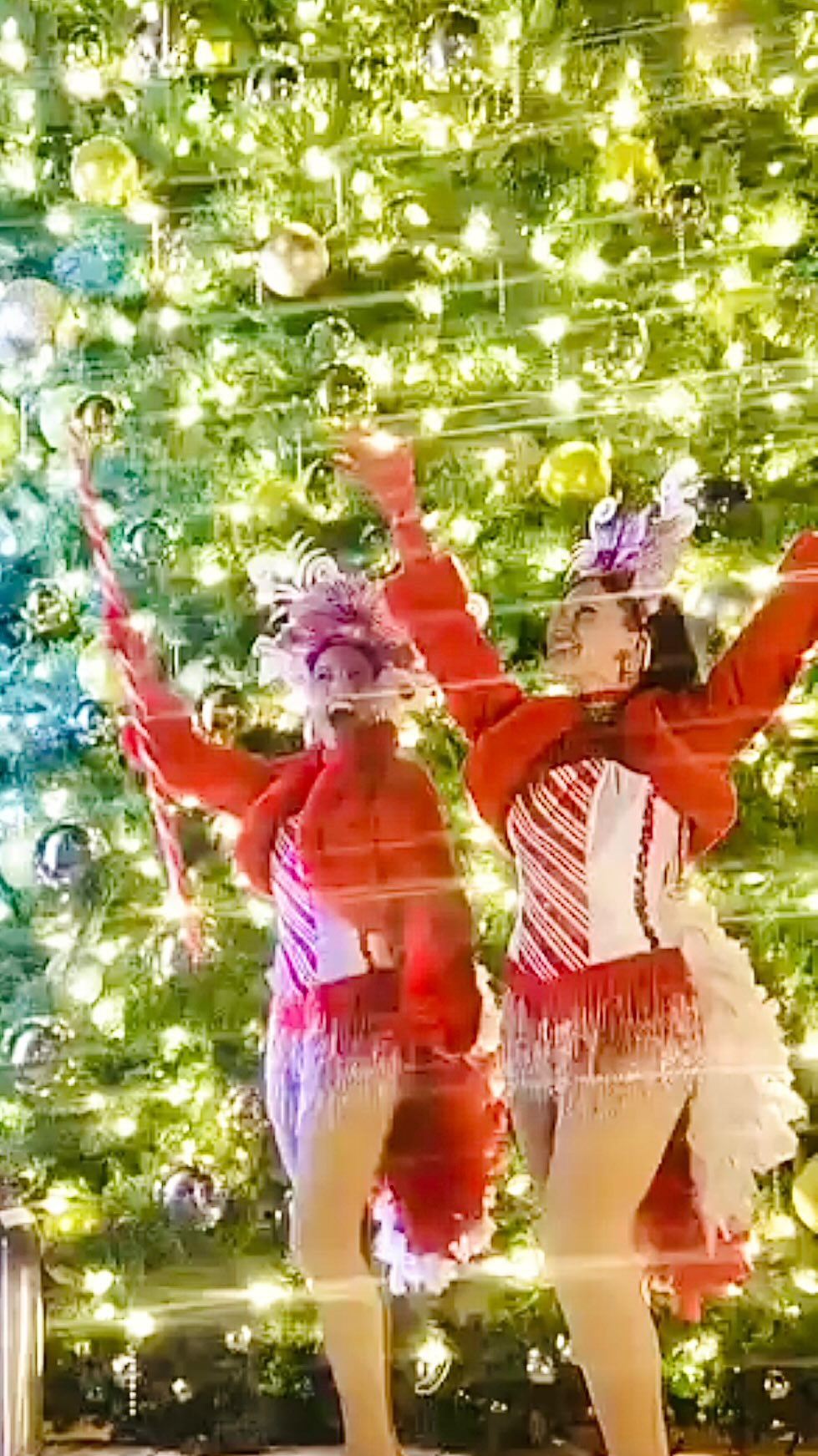 Low quality video, high quality moment😂 Merry Christmas everyone! Big love to you from us - Santa’s favorites elves?🎄♥️
@veronicahuber_ @_allisonhuber_
Love you all!
& special thanks to the awesome @theoffcenteredproject for giving us unique jobs!😘