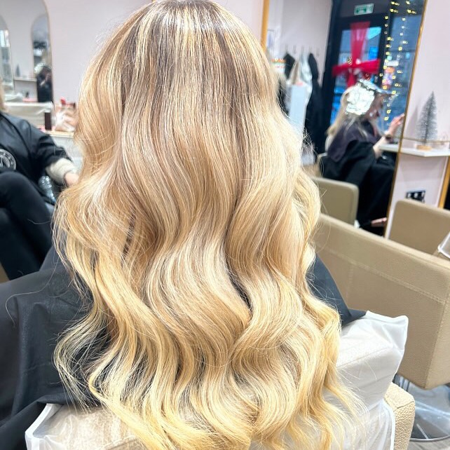 Naomi Refreshed her clients balayage to brighten the top and clean the colour through the mid length and ends ✨💁🏼♀️👸🏼
#balayage #refresh edinburghsalon #marianila