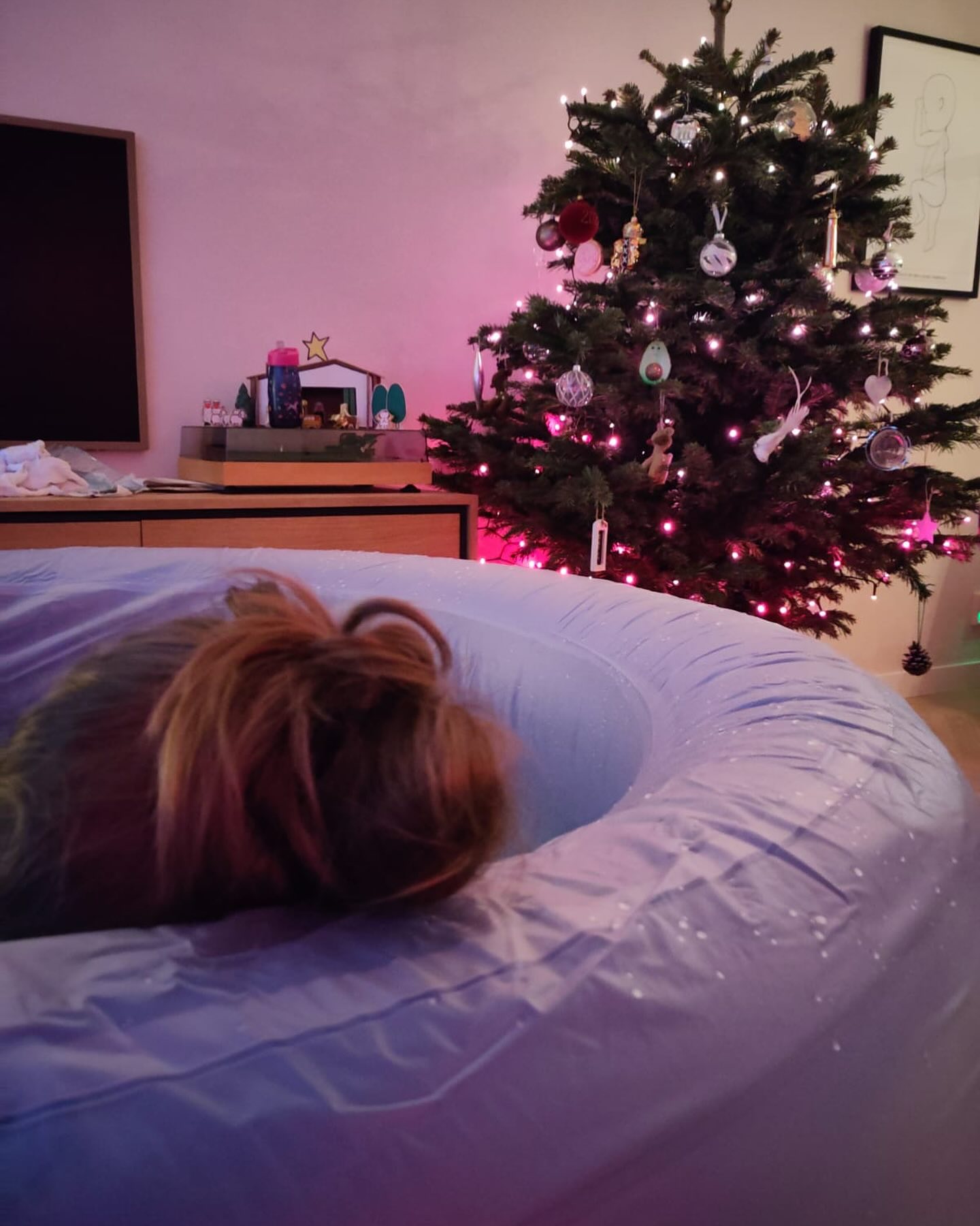 Prachtige kerstbaby geboren thuis in bad. Dat is natuurlijk het beste cadeau dat je kan krijgen. 🎄
#kerstbaby #kerstmis #thuisbevalling #verloskunde #laanvandehelendemeesters #lekkerwerkenopfeestdagen