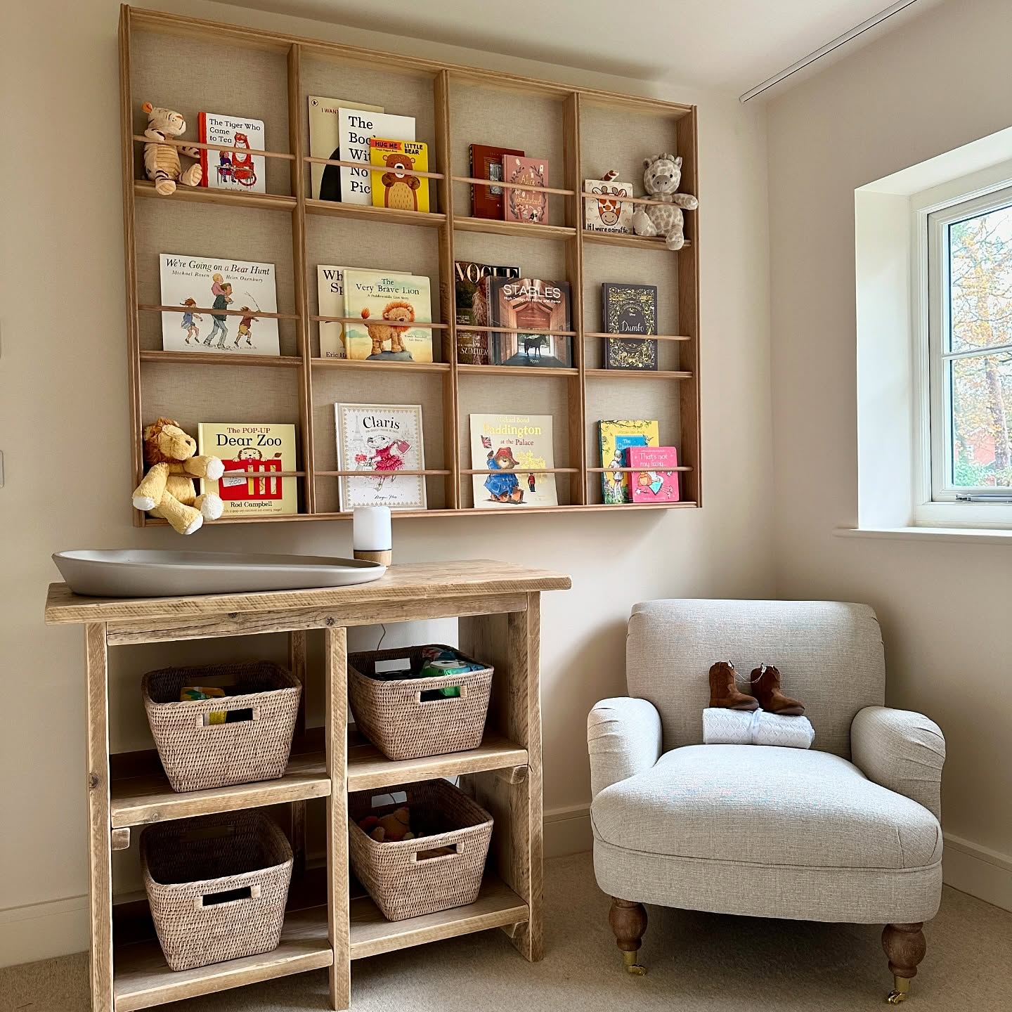 Our handcrafted solid oak book display unit, featuring Finsa Lino Cancun backing for a touch of elegance, is a stunning piece of bespoke furniture. Finished with Rubio Monocoat Natural, it highlights the wood’s natural beauty while providing lasting protection. Designed with care and attention to detail, it’s the perfect addition to welcome the “special little lady,” ready to hold cherished books and treasured memories for years to come.
#homedecor #decor #decoration #design #interior #interiors #interiordesign #oak #display #book #books #furniture #furnituredesign #handmade