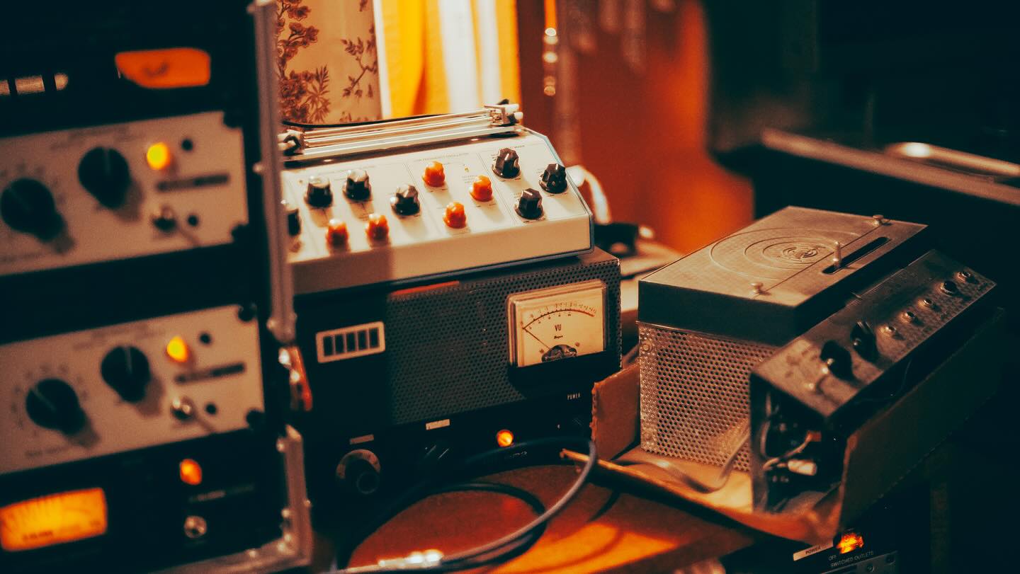 We’re grateful for getting to serve and contribute to this rich music community. Been a busy year, and there’s a lot coming down the pipe for 2025! For now, we’ll share a few releases from earlier in 2024.
📷 @banejcookphotography
.
.
.
.
.
#mockingbirdsoundrecordingstudio #dentonmusic #dfwmusic #dentontexas #dentontx #txmusic #recordingstudio #knasekdahlmoisturizer #echoplex #echoplexep3 #bogen #bogenrp2 #musicrecording #audiorecording