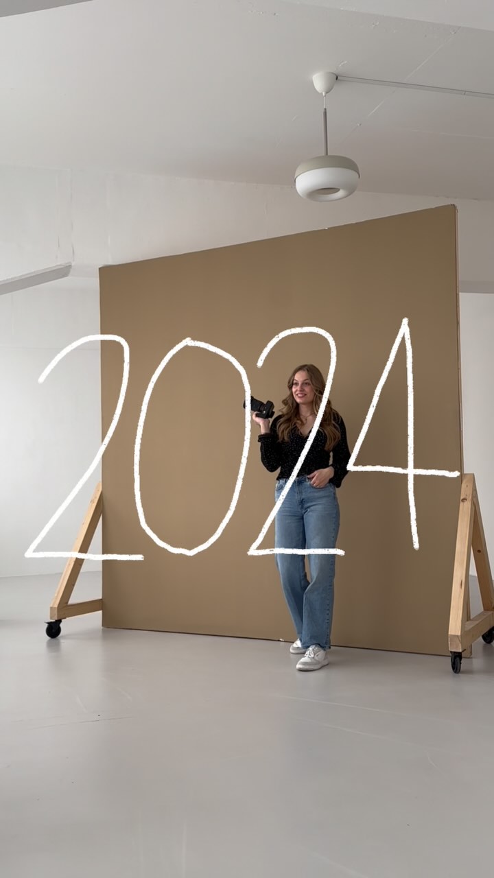 Wow, was für ein Jahr! 2024 hat mich herausgefordert, inspiriert und unglaublich bereichert.
Goldenmoments-Photography gibt es jetzt seit 2 Jahren, und ich bin unfassbar dankbar für alles, was in dieser Zeit passiert ist. Besonders in diesem Jahr durfte ich über mich hinauswachsen und erleben, wie schön es ist, das zu tun, was ich liebe.🤍📸
Jede Geschichte, die ich mit meiner Kamera festhalten durfte – von traumhaften Hochzeiten bis hin zu unvergesslichen Shootings bei den schönsten Sonnenuntergängen – war einzigartig. Jede einzelne Begegnung, jedes Lachen und jede Geschichte hat mich darin bestärkt, meinen Weg weiterzugehen.
Danke an alle, die mich dieses Jahr begleitet und unterstützt haben. Danke für euer Vertrauen und eure Wertschätzung! Ich bin gespannt, was 2025 bereithält und freue mich auf alles, was kommt.✨
#2024 #recap #recapvideo #recap2024 #photography