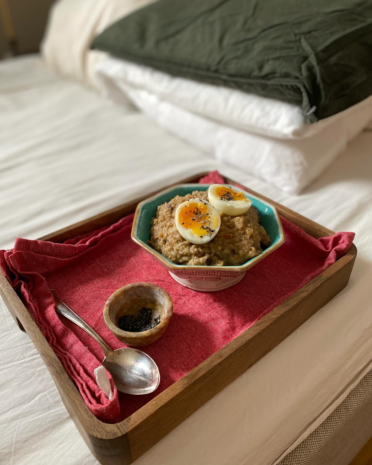 Vem blir en bra postpartumdoula?
Jag får en del meddelanden från personer som undrar vilka förkunskaper som krävs för att gå NYFÖDD postpartumdoulautbildning. Svaret är att det inte krävs några förkunskaper alls.
Faktum är, att det inte är dina kunskaper i sig, som kommer göra dig till en uppskattad postpartumdoula.
Det är din förmåga att bygga relationer med människor, få människor att slappna av i din närvaro, och lita på dig. Det är alla små detaljer, som att få mamman att känna att hon är din högsta prioritet, att lyssna lyhört och minnas saker hon berättar för dig, att dela din kunskap på ett sätt som hedrar och stärker hennes självförmåga, som gör dig till en uppskattad postpartumdoula.
Du behöver inte vara en viss sorts person, för att vara lämplig. Vissa familjer söker en postpartumdoula som sprider lugn med sin grundade energi, medan andra känner sig mer avslappnade med en doula som har nära till skratt.
NYFÖDD är utformad för att förbereda dig för de olika situationer du kommer att möta i yrket.
Du kommer få en bred kunskap som inkluderar läkning och hormonell omställning, postpartumkostens grundläggande principer, fysisk omvårdnad, psykisk ohälsa i samband med födseln och föräldraskapet, traumamedvetenhet, mammabebis nervsystem, HBTQI+ medvetenhet, mångkulturell medvetenhet, bearbetning av födselupplevelsen, bära barn säkert, bebisars sömn, amning och matning, bebisar med särskilda behov, och mer.
Vissa ämnen kommer att intressera dig mer än andra. Vi kommer uppmuntra dig att ge näring åt det som inspirerar dig, så att du kan bli den postpartumdoula du är menad att vara. Lita på att du kommer växa in i rollen, och hitta din nisch.
Mer info finns via ♾️ i min bio. DMa mig gärna om du har frågor 💓