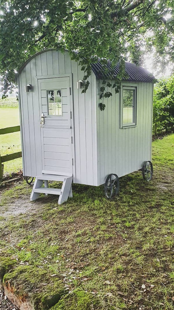 Are you struggling for space? Need an extra bedroom? Office? Home gym? Bar? Or even a playroom? Here’s a small selection of the shepherds huts/ garden rooms that we’ve made recently.
If you require more space, drop me a message for a free quote.
#shepherdshut #gardenroom #gardenbar #manshed #sheshed #garden #gardendesign #gardeninspiration #gardenideas #playhouse #london #londonlife