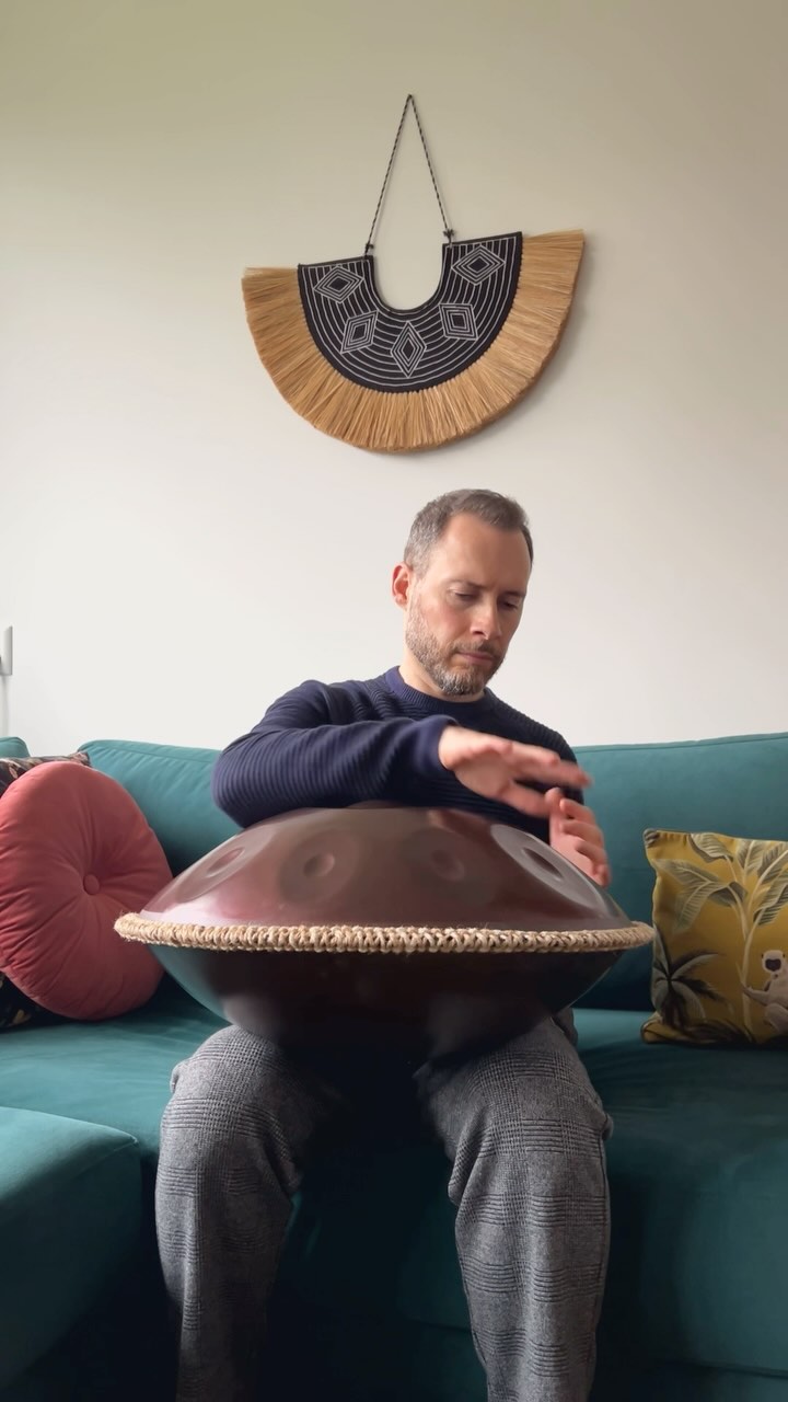 Tijdens de feestdagen is het fijn om momenten voor jezelf te hebben. Ik merk dat het voor mij dit jaar lastiger is om uit mijn normale ritme te komen. Ik probeer dan ook actief te blijven en vooral in te voelen waar ik goed aan doe. Naast bewegen, lezen, familie en vrienden zien, weinig op social media zitten, is handpan spelen altijd een goed idee! 😉
#Handpan #SoundHealing #HolisticHealing #Meditatie