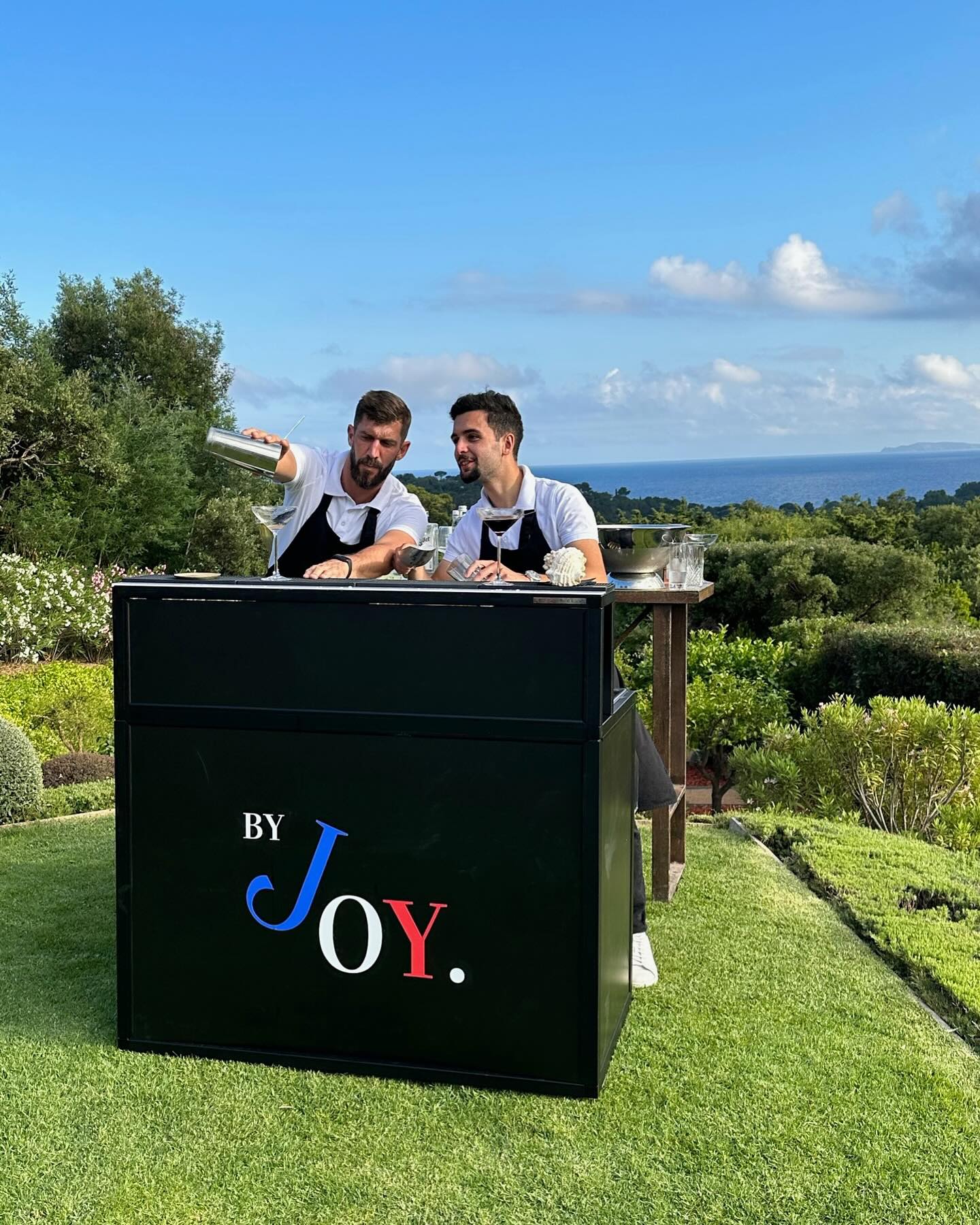 Cocktails en live, bars mobiles, recettes personnalisées selon vos goûts et envies les plus délicieuses ! Nous confectionnons les sirops frais maison pour un cocktail encore plus explosif 🍸🍹
#byjoy #byjoytraiteur #traiteur #traiteurevenementiel #catering #sainttropez #sttropez #traiteursttropez #traiteursainttropez #bar #cocktails #cocktailbar #cocktailtime #cocktaillife #cocktaillive #barsainttropez #cocktailsainttropez #event #frenchriviera