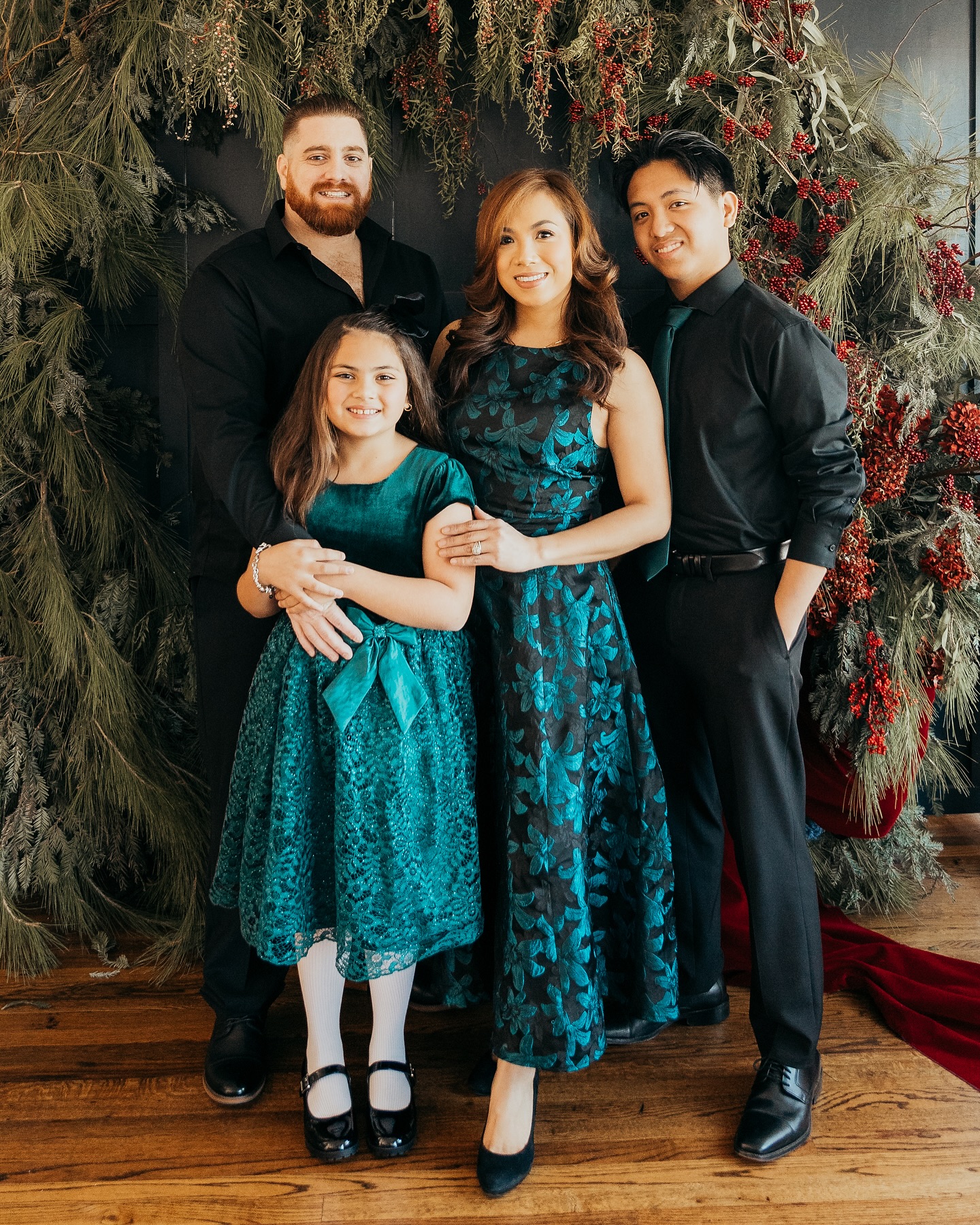 Sending warm greetings to your home from my family. Merry Christmas and Prosperous Nee year 🎄🎅🏼🥰♥️
.
.
.
📸 @joleehenley.photography
#familyportraits #christmasportraits #familyphotos #christmas2024 #holidayphotos #holidays2024 #newyear2025