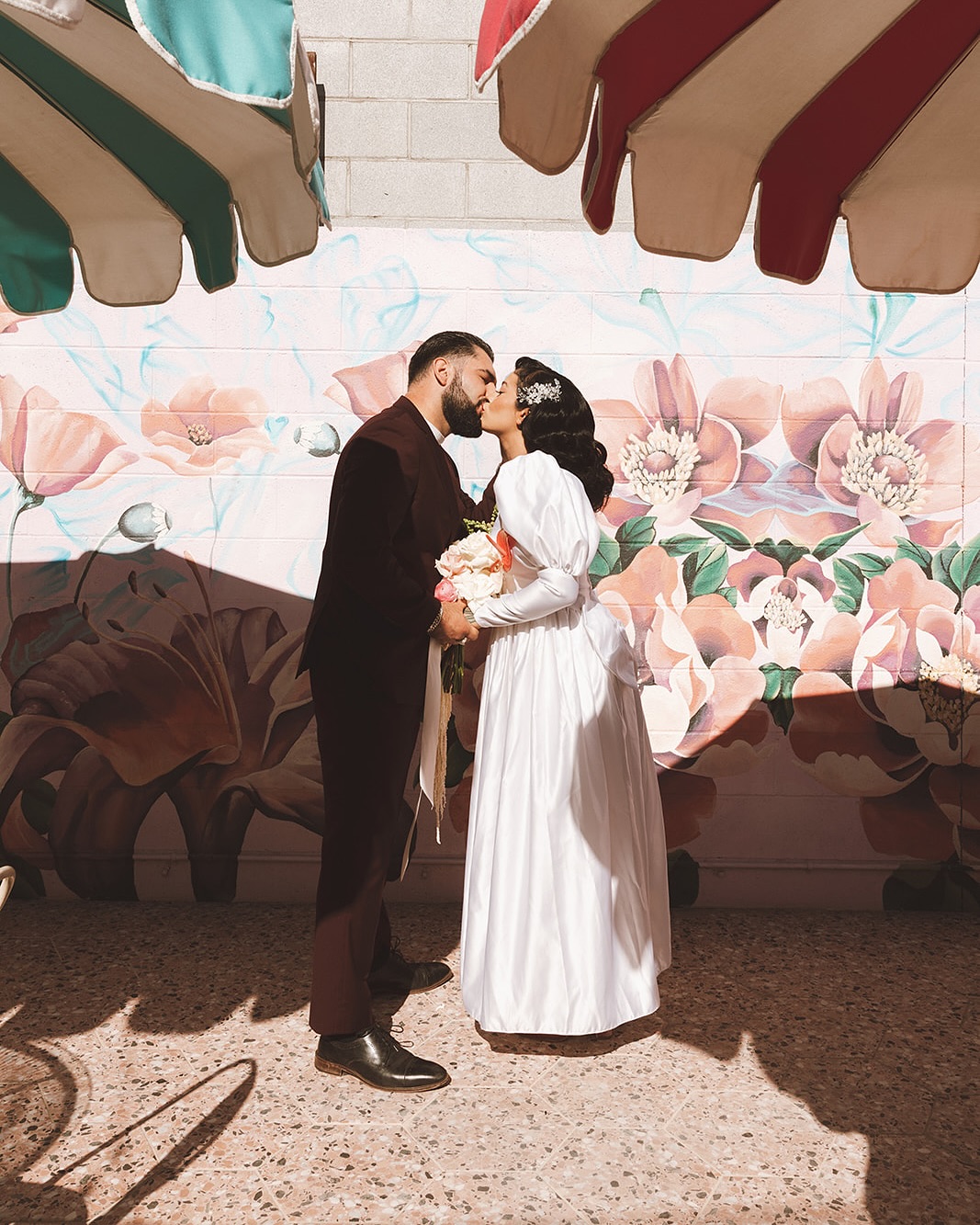 • 𝚈𝚘𝚞𝚗𝚐 𝚊𝚗𝚍 𝚋𝚘𝚠𝚝𝚒𝚏𝚞𝚕 🎀
• Ce projet, jamais je n’aurais imaginé le réaliser un jour. Mais la vie fait que parfois, on se rend compte que tout s’aligne en peu de temps, et qu’il faut saisir les opportunités de faire ce que l’on aime fort.
• Il y a 2 ans, je lançais @thedarkwedd et je croisais le chemin de Berlynn @theloveladyofficiant @hellbenthitchings . Une super nana qui a bien compris que les histoires d’amour pouvaient être célébrées partout et tout le temps. Je ne l’oublie pas 🖤
• Et puis fin 2024, on décide avec mon frère de partir 15 jours pour renouer avec les USA : un road trip entre Las Vegas, San Diego, Portland, Los Angeles et New York.
• En un mois on boucle notre voyage, et j’en profite pour organiser un shooting dans la ville de tous les superlatifs : extravagance, divertissement, lumière et liberté.
• Pas besoin de beaucoup de scéno, l’ambiance ici est déjà tellement incroyable 🙌🏻 À la fois rétro et poétique : mon terrain de jeu préféré !
• Dans ma planche d’inspiration, j’y mets : du Lana del Rey, des noeuds, du rose, du bleu, du rouge, du velours, du Simone Rocha, du vintage, du fun. And here it is ! J’embarque une robe chinée sur Vinted quelques mois auparavant, je contacte Berlynn et je m’entoure d’une équipe si enthousiaste et bienveillante 🖤
MERCI À :
Photo & Video Super 8 @tohaveher @curlsfilms
Lieu @velveteenrabbitlv @alittlewhiteweddingchapel
Officiante @theloveladyofficiant @hellbenthitchings
MUAH @beautyby_karebear
Papeterie @peachwolfe
Couple @demi_tigresa & Andres
Fleurs @florallab_vegas
Voiture @royalridesvegas
Organisation, coordination, DA @aimedeuxfois
#lasvegaswedding #lasvegaselopement #lasvegasweddingphotographer #lasvegaselopementphotographer #mariagelasvegas #rocknrollbride #rocknrollbridemagazine #weddingplanner #lasvegasweddingplanner #frenchweddingplanner #lanadelreyvibes #simonerocha #alittlewhiteweddingchapel
———
🇺🇸 ENG IN COMMENTS