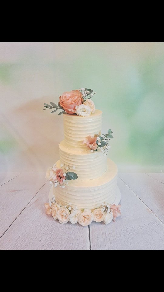 ✨ Bilan 2024 et cap sur 2025 ! ✨
L'année 2024 a été incroyablement riche en commandes et en émotions ! 🎉 Je tiens à remercier tous mes clients pour leur confiance et leur fidélité. C'est grâce à vous que je peux vivre de ma passion chaque jour ! 🙏
Cette année a également marqué un grand tournant : j'ai eu la chance de travailler dans mon tout nouveau laboratoire 🏠, un espace qui me permet de donner vie à toutes mes idées gourmandes.
Pour 2025, je déborde de projets ! 🍪 Notamment, je suis ravie de vous annoncer l'arrivée d'une toute nouvelle gamme de délicieux cookies qui, je l'espère, raviront vos papilles.
Je vous souhaite une excellente année 2025, remplie de bonheur, de réussite et, bien sûr, de gourmandise ! 💖 Continuons à rêver grand et à savourer chaque instant.
À très vite pour de nouvelles aventures sucrées !
#BonneAnnée2025 #Gourmandise #Passion #NouveauxProjets